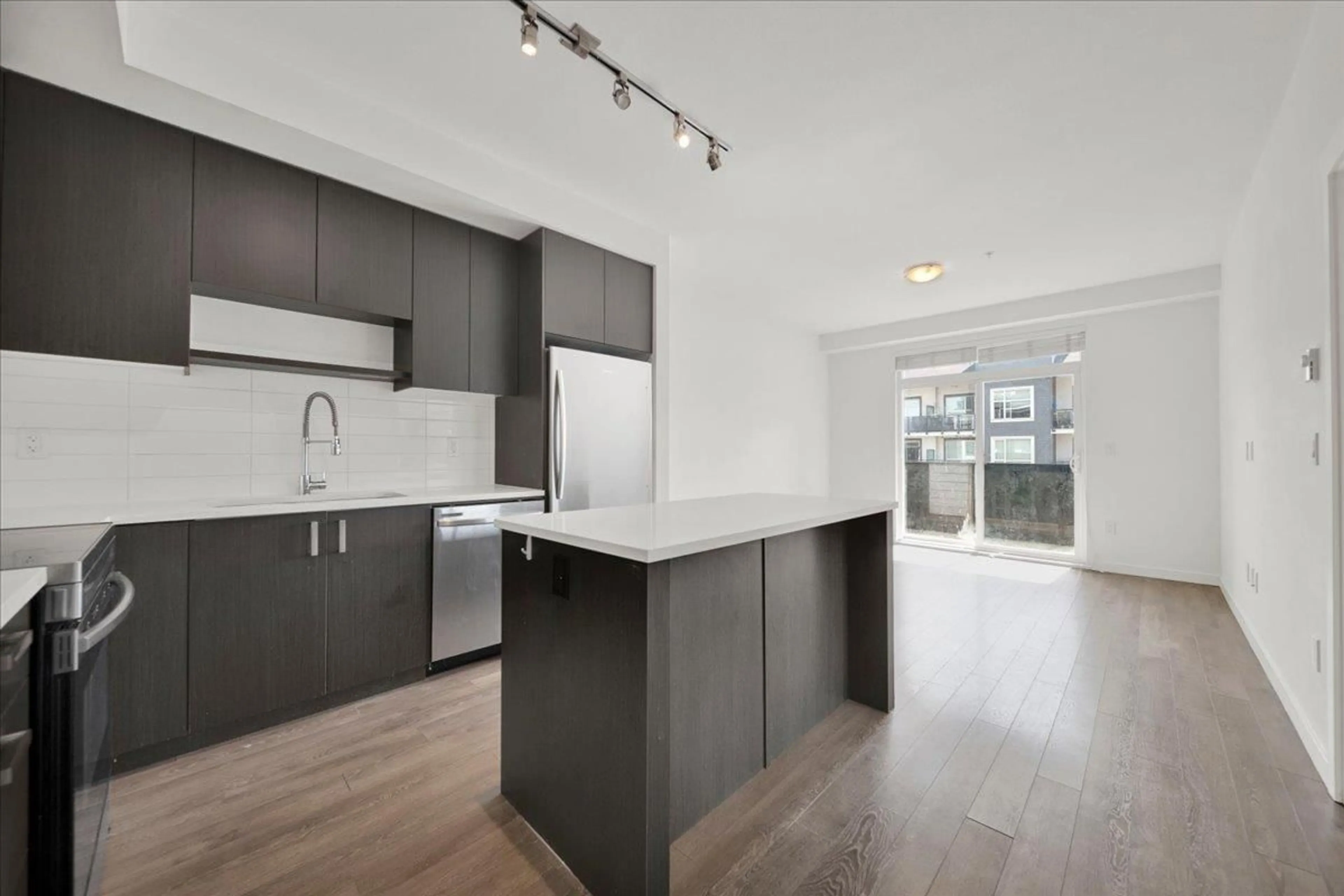 Open concept kitchen, unknown for 401 - 13623 81A AVENUE, Surrey British Columbia V3W3N7