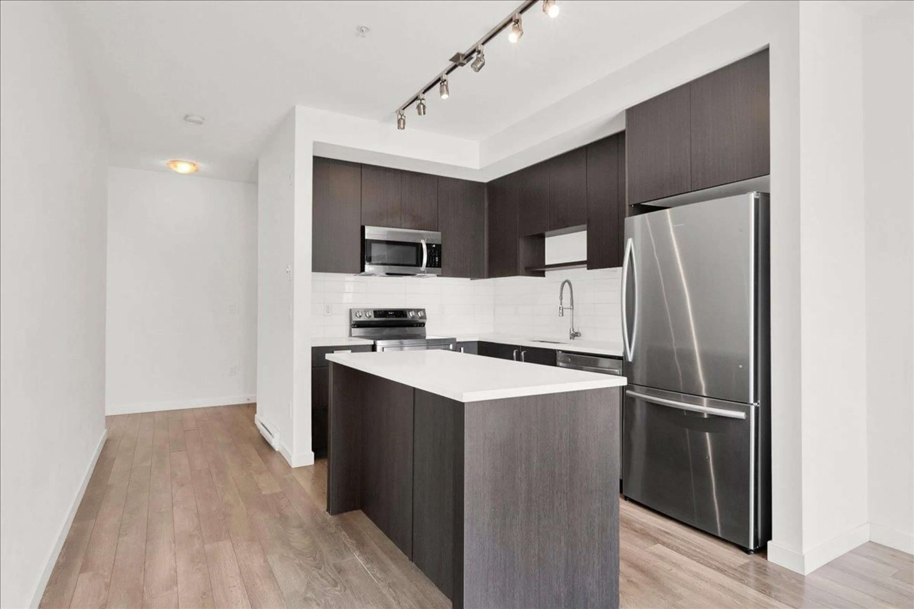 Standard kitchen, unknown for 401 - 13623 81A AVENUE, Surrey British Columbia V3W3N7