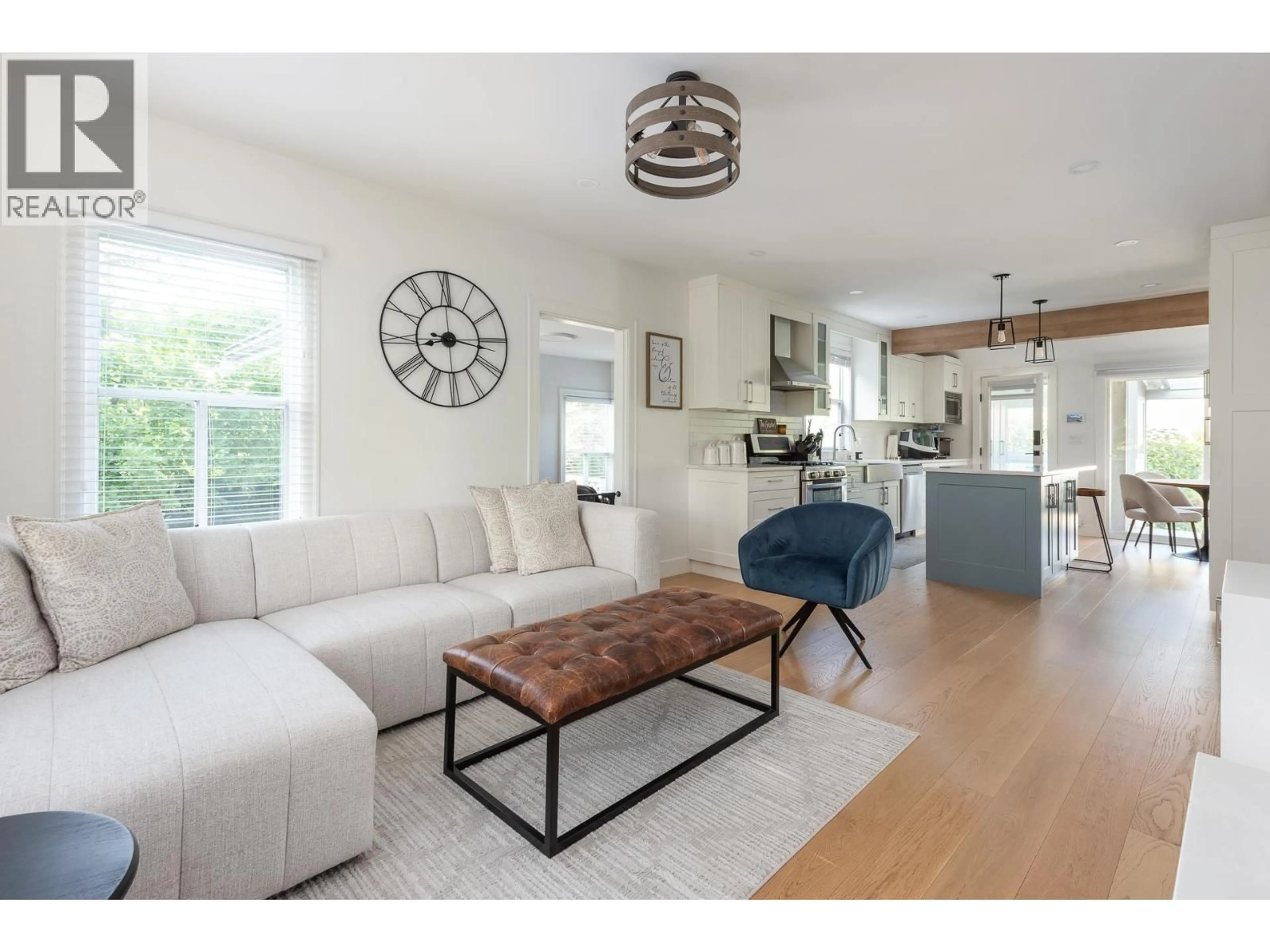 Living room with furniture, unknown for 321 SIXTH AVENUE, New Westminster British Columbia V3L1T7