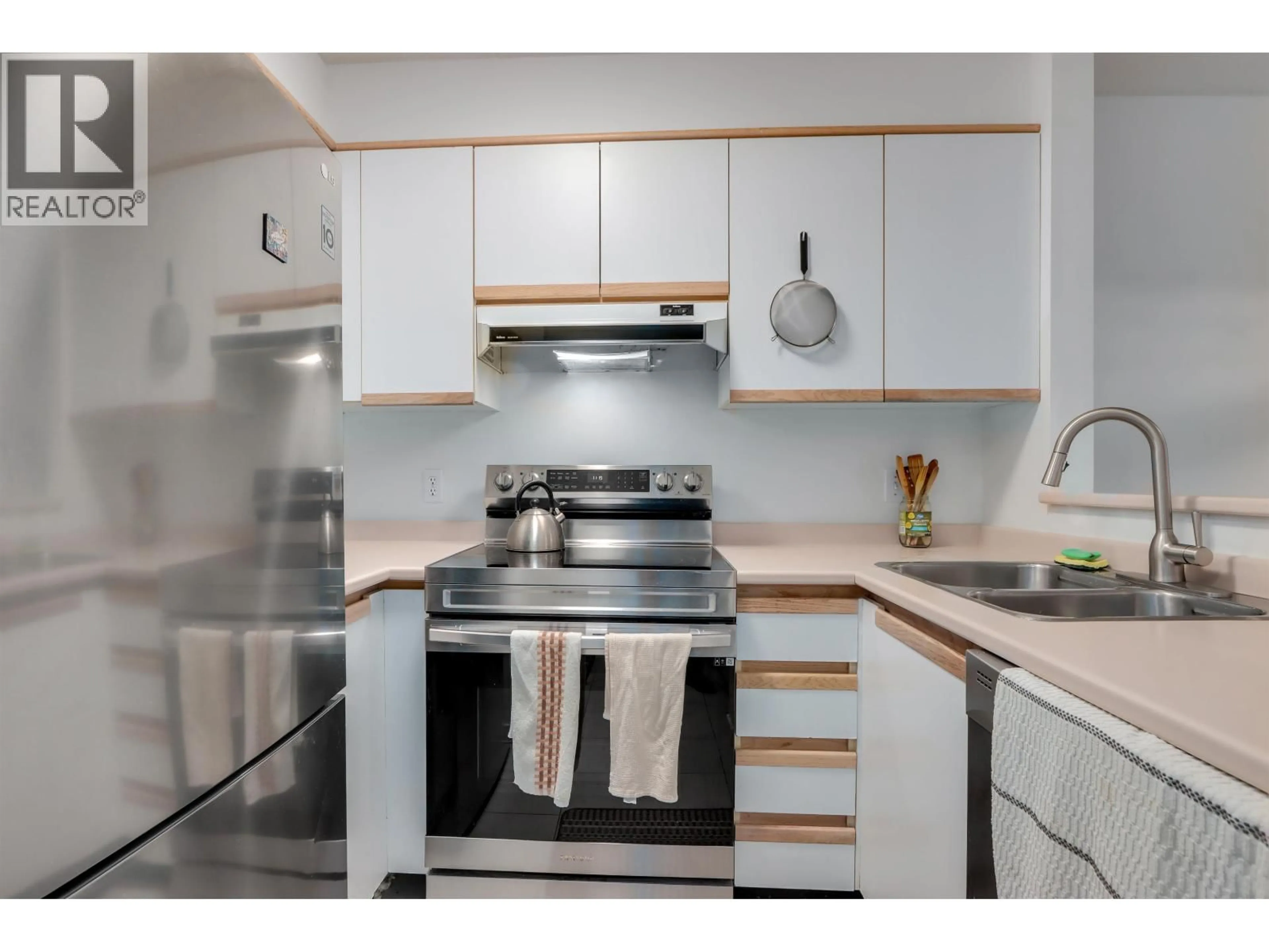 Standard kitchen, wood/laminate floor for 205 - 1535 CHESTERFIELD AVENUE, North Vancouver British Columbia V7M2N5