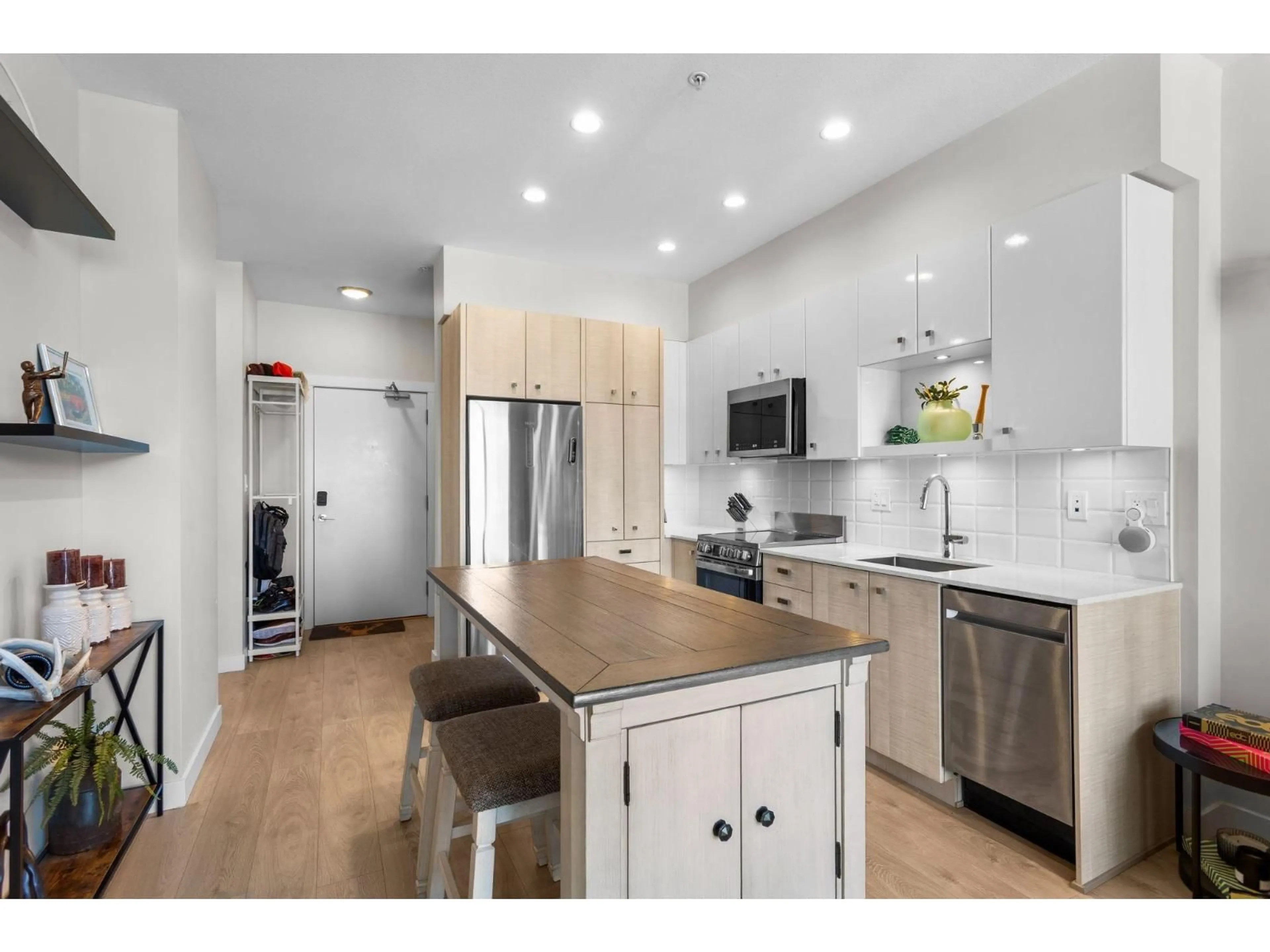 Open concept kitchen, unknown for 518 - 10838 WHALLEY BOULEVARD, Surrey British Columbia V3R0G8