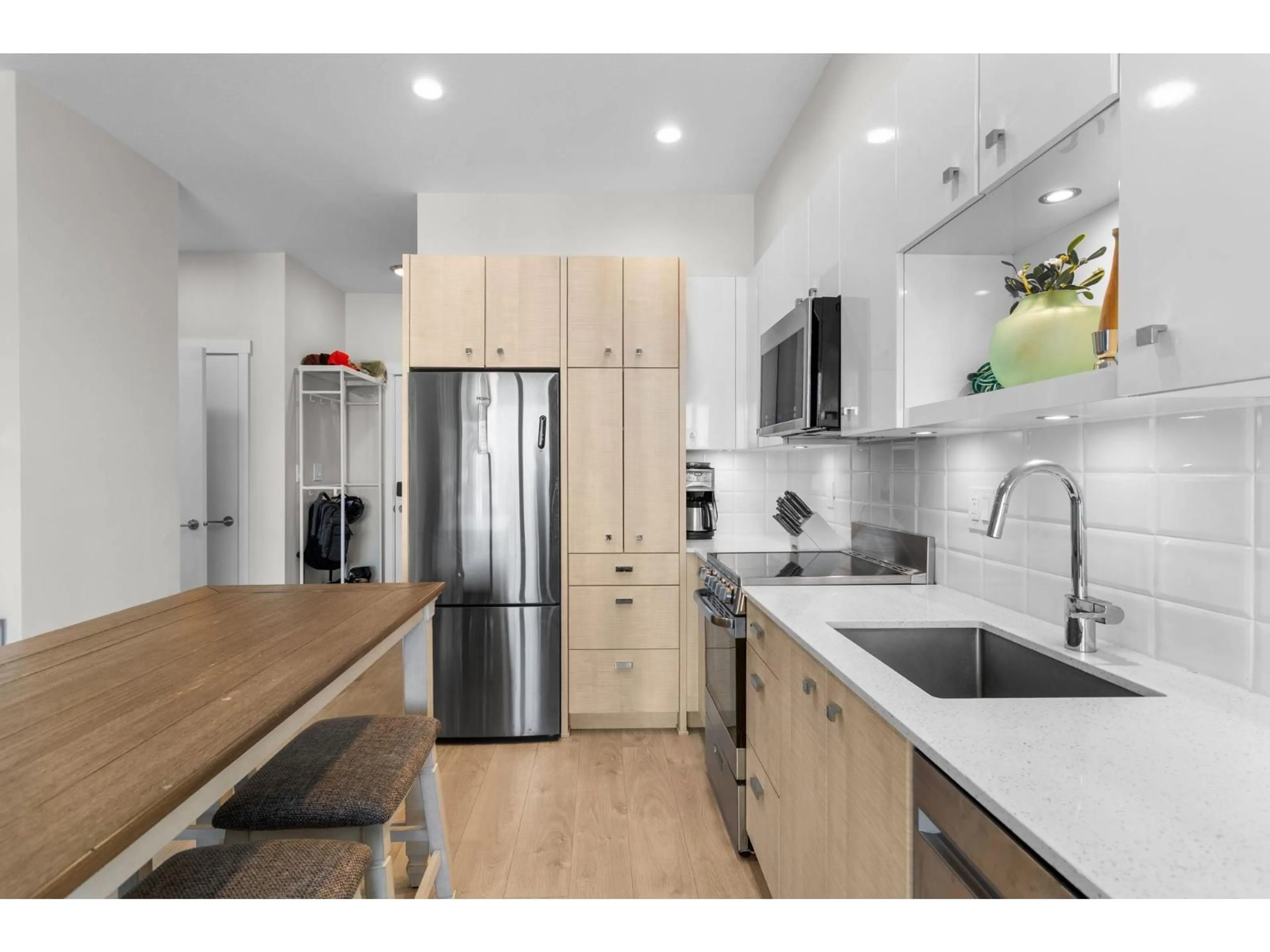 Open concept kitchen, unknown for 518 - 10838 WHALLEY BOULEVARD, Surrey British Columbia V3R0G8
