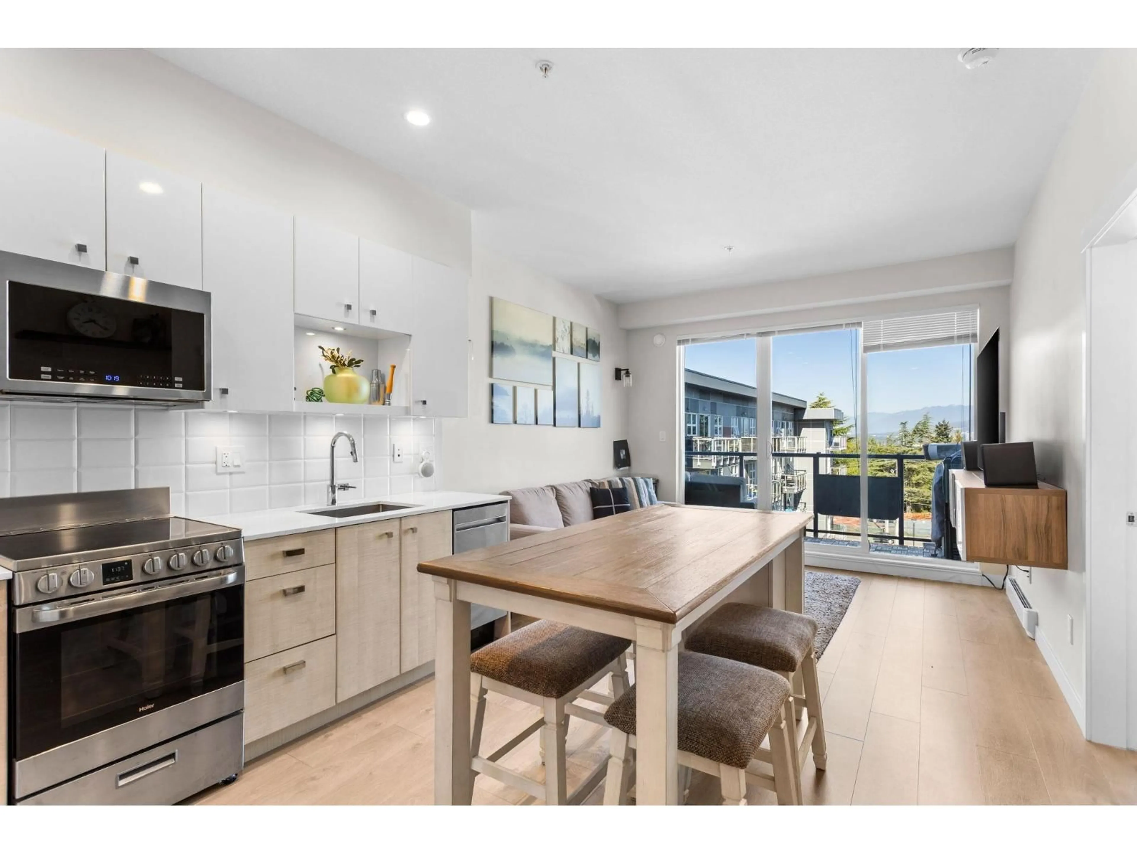 Open concept kitchen, wood/laminate floor for 518 - 10838 WHALLEY BOULEVARD, Surrey British Columbia V3R0G8