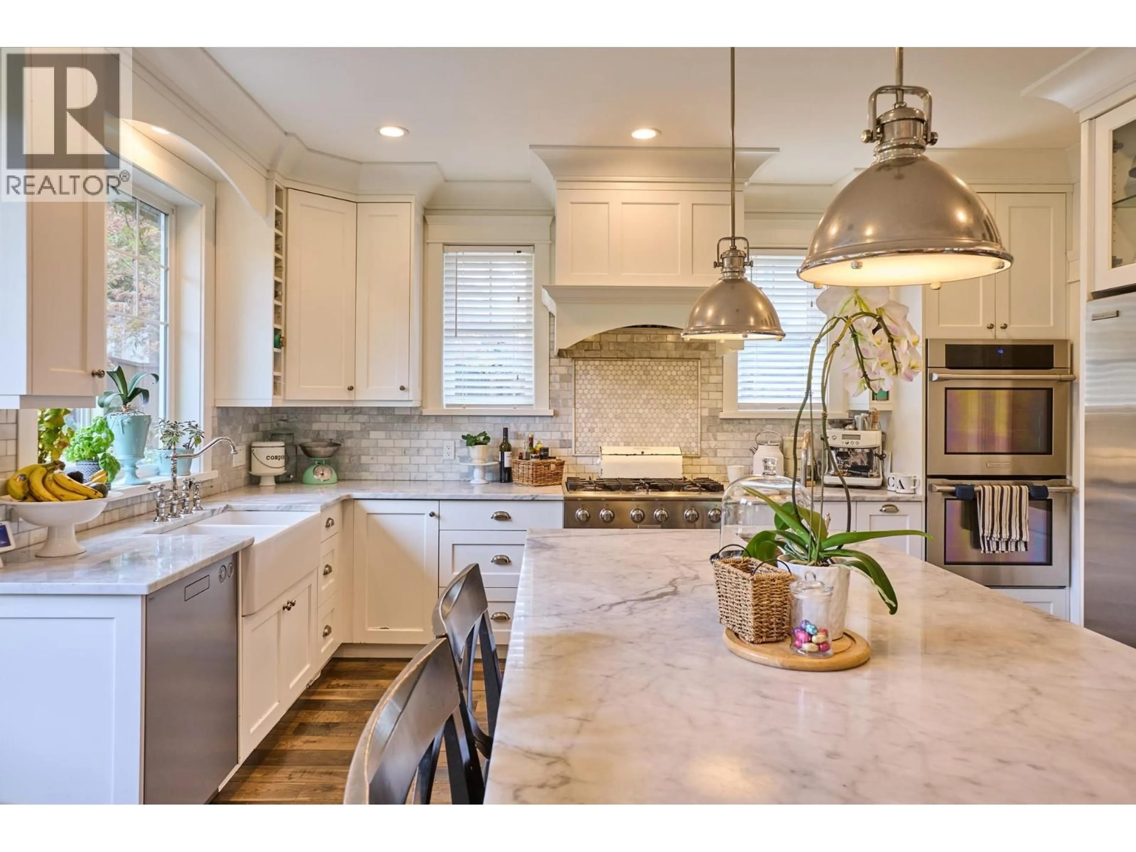 Open concept kitchen, ceramic/tile floor for 1001 JAY CRESCENT, Squamish British Columbia V8B0P2