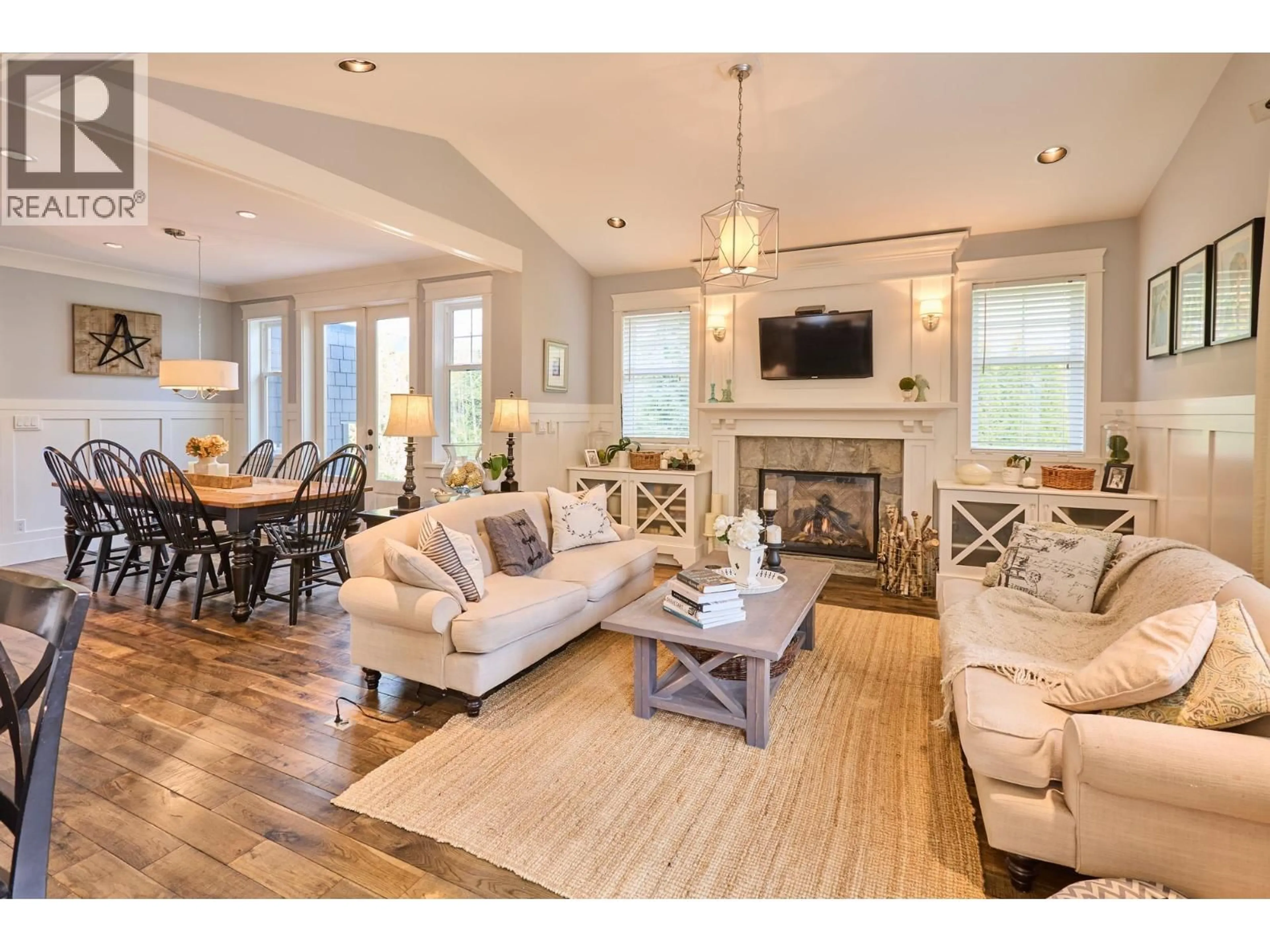 Living room with furniture, wood/laminate floor for 1001 JAY CRESCENT, Squamish British Columbia V8B0P2