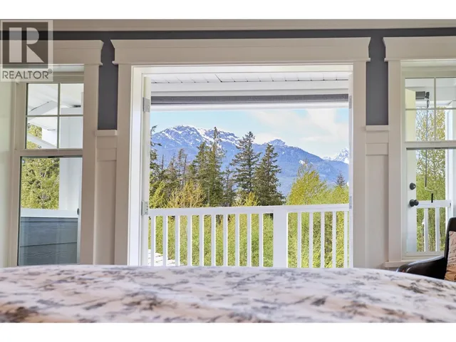 1001 JAY CRESCENT, Squamish 5