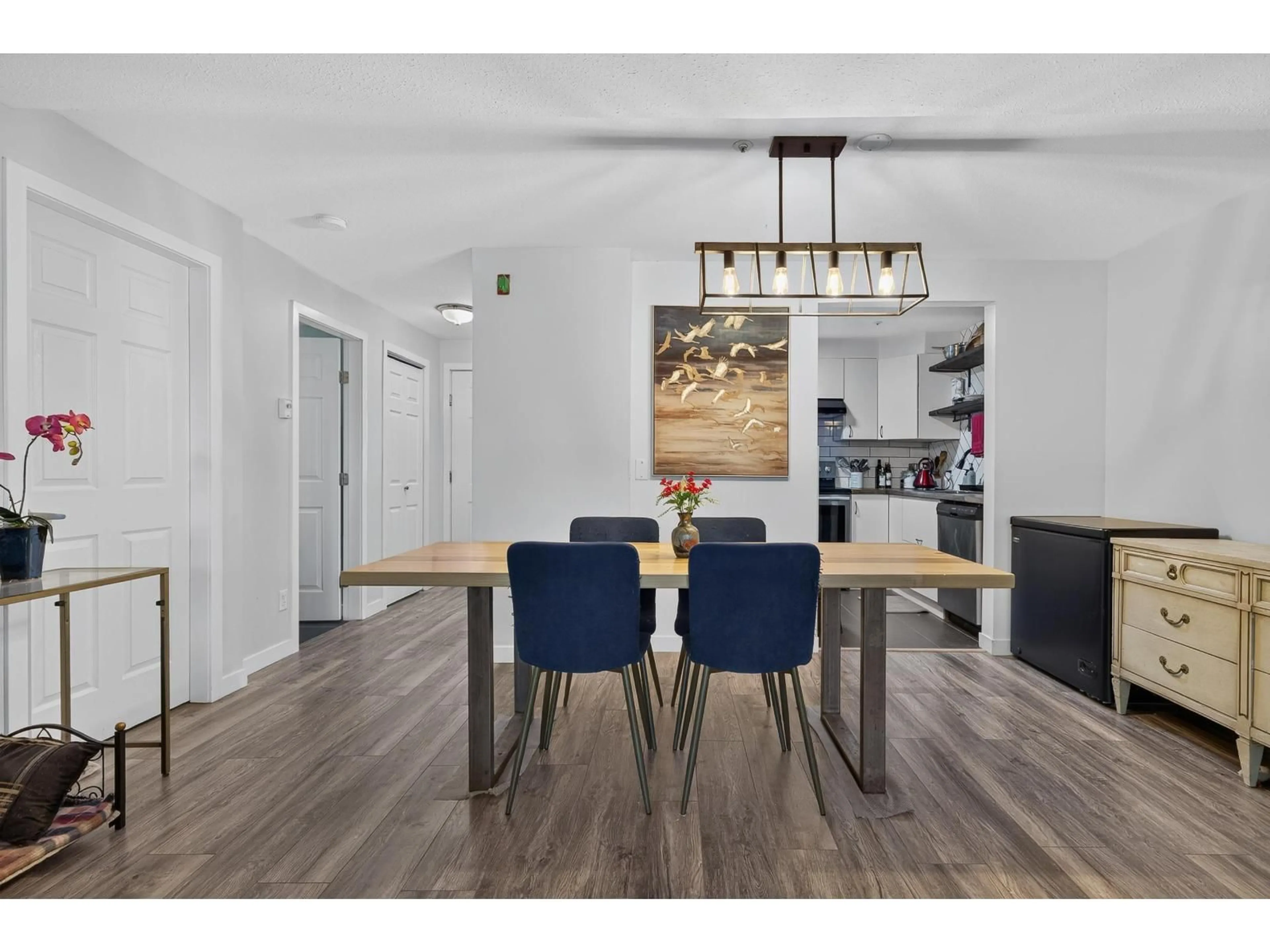Dining room, wood/laminate floor for 104 - 7475 138 STREET, Surrey British Columbia V3W0Y9