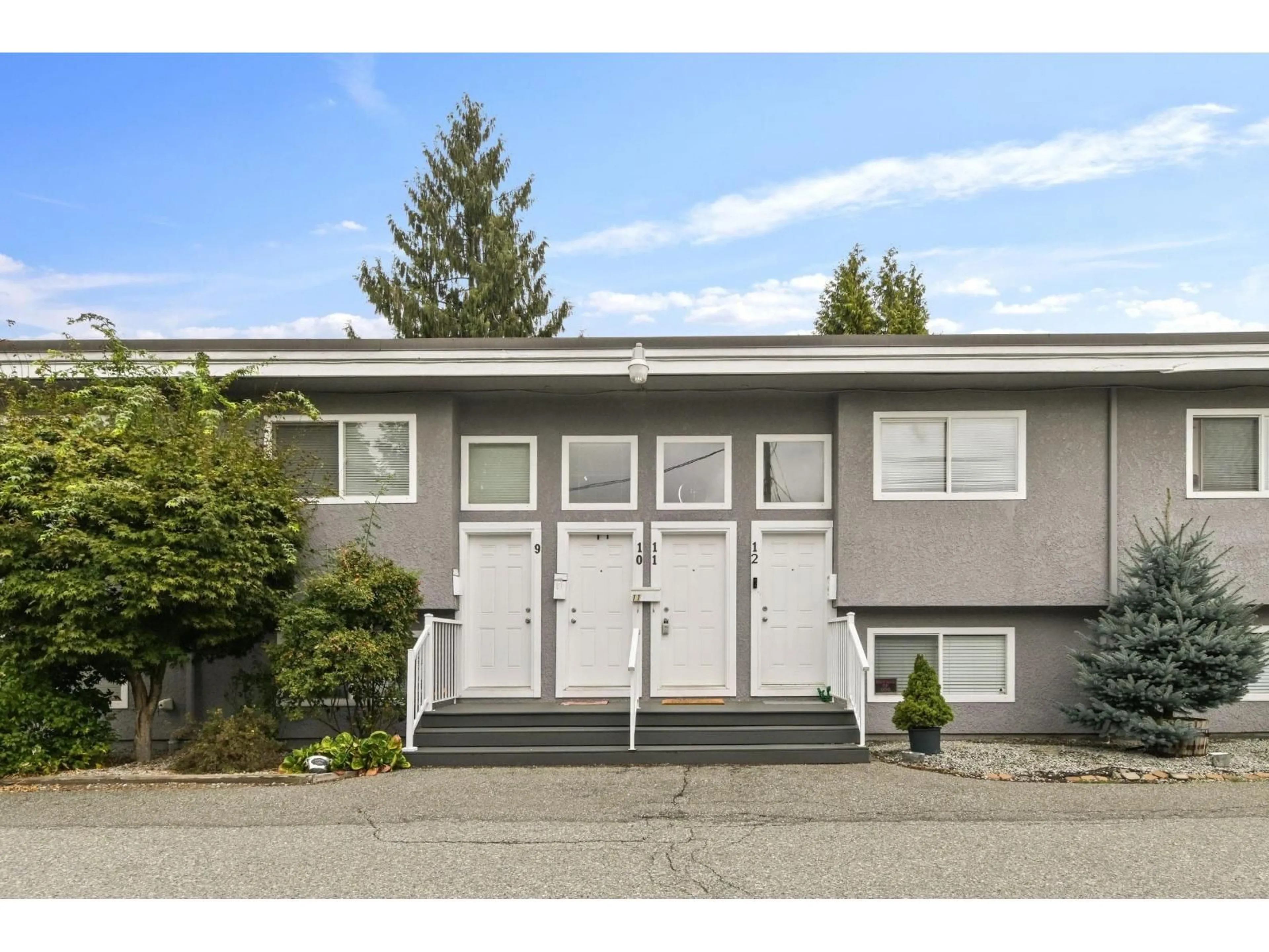 Home with vinyl exterior material, street for 11 - 33900 MAYFAIR AVENUE, Abbotsford British Columbia V2S1R2