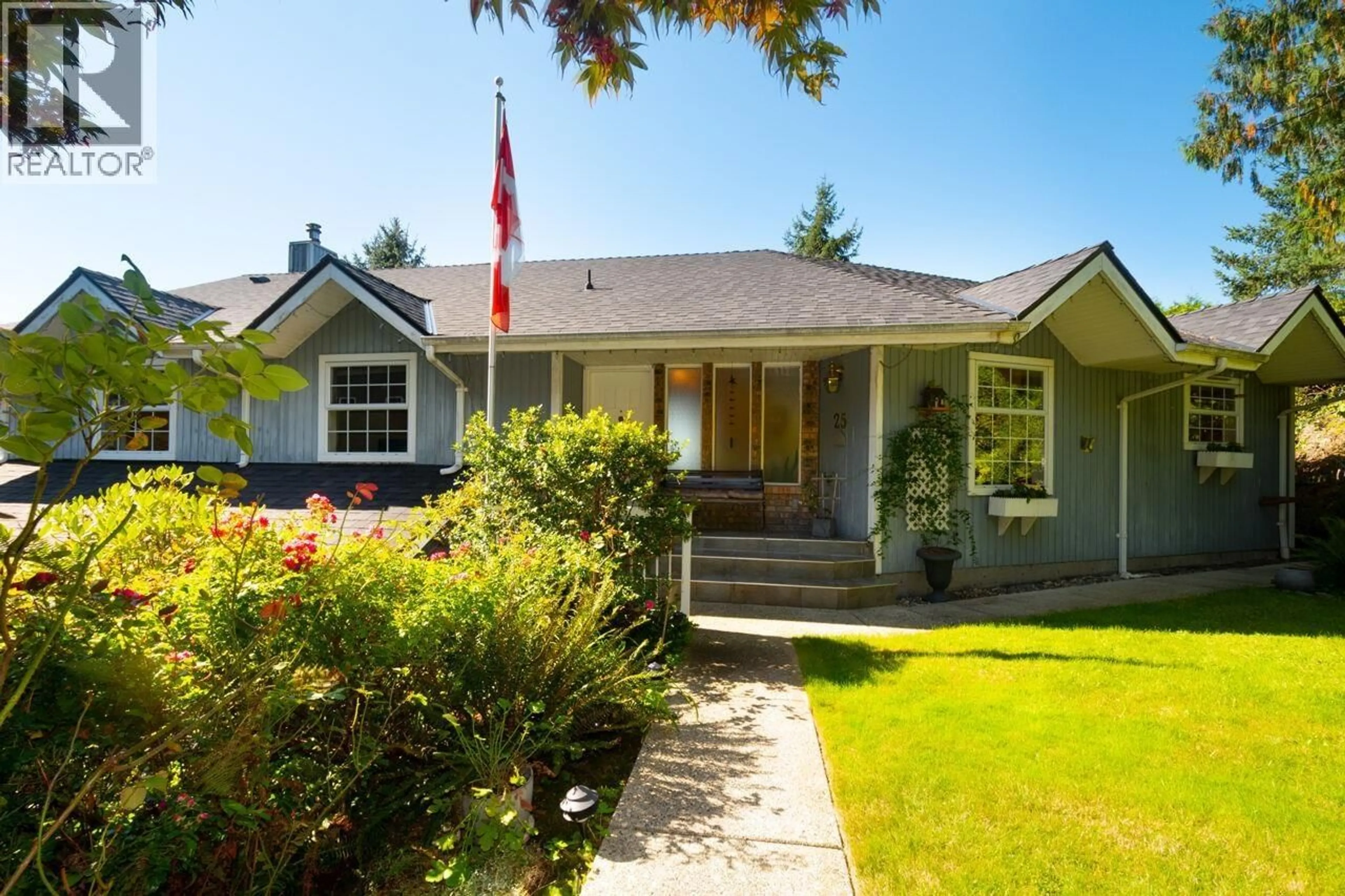 Home with vinyl exterior material, street for 25 TIDEWATER WAY, Lions Bay British Columbia V0N2E0