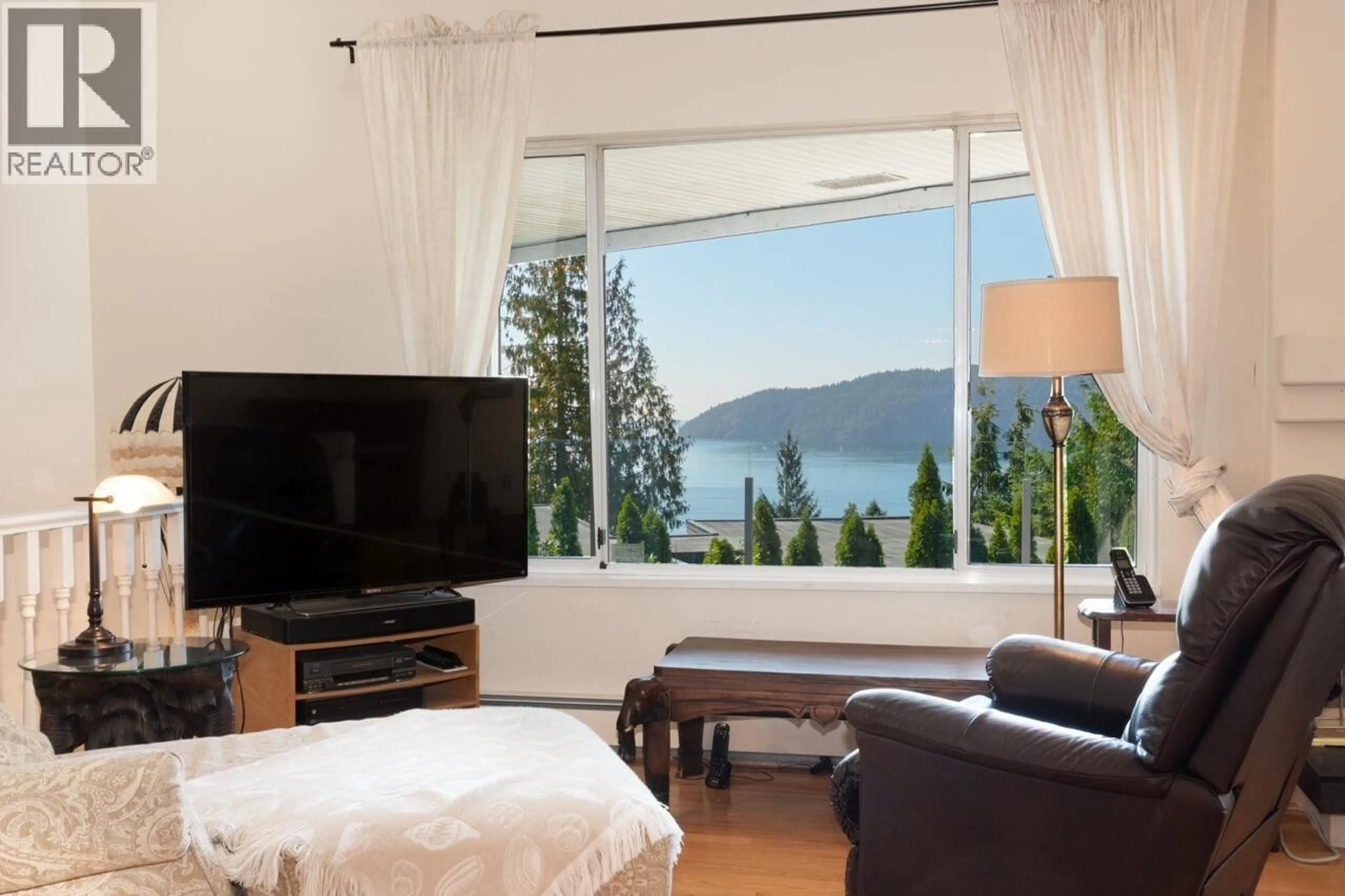 Living room with furniture, unknown for 25 TIDEWATER WAY, Lions Bay British Columbia V0N2E0