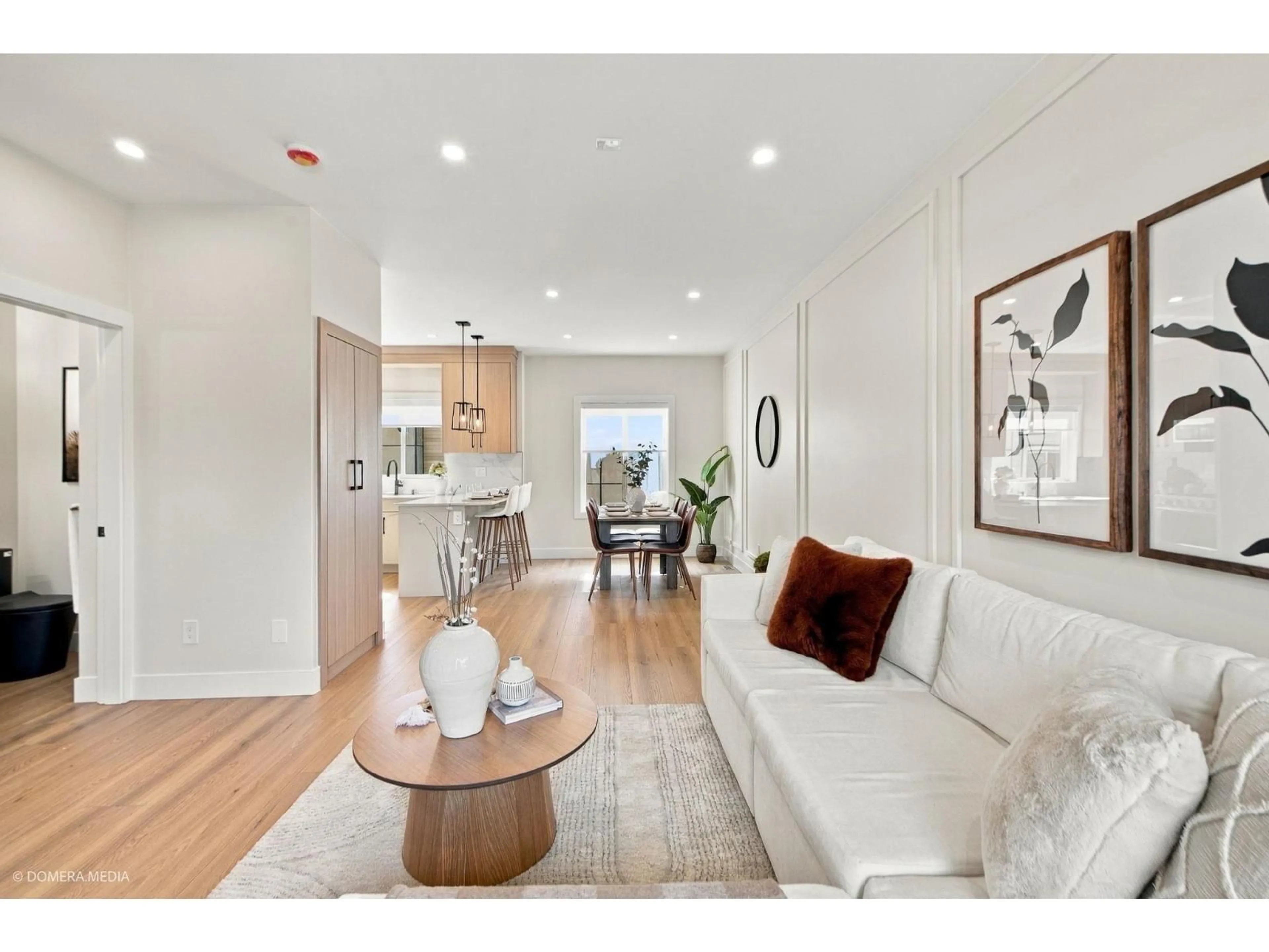 Living room with furniture, wood/laminate floor for 9 - 17432 58 AVENUE, Surrey British Columbia V3S1L2