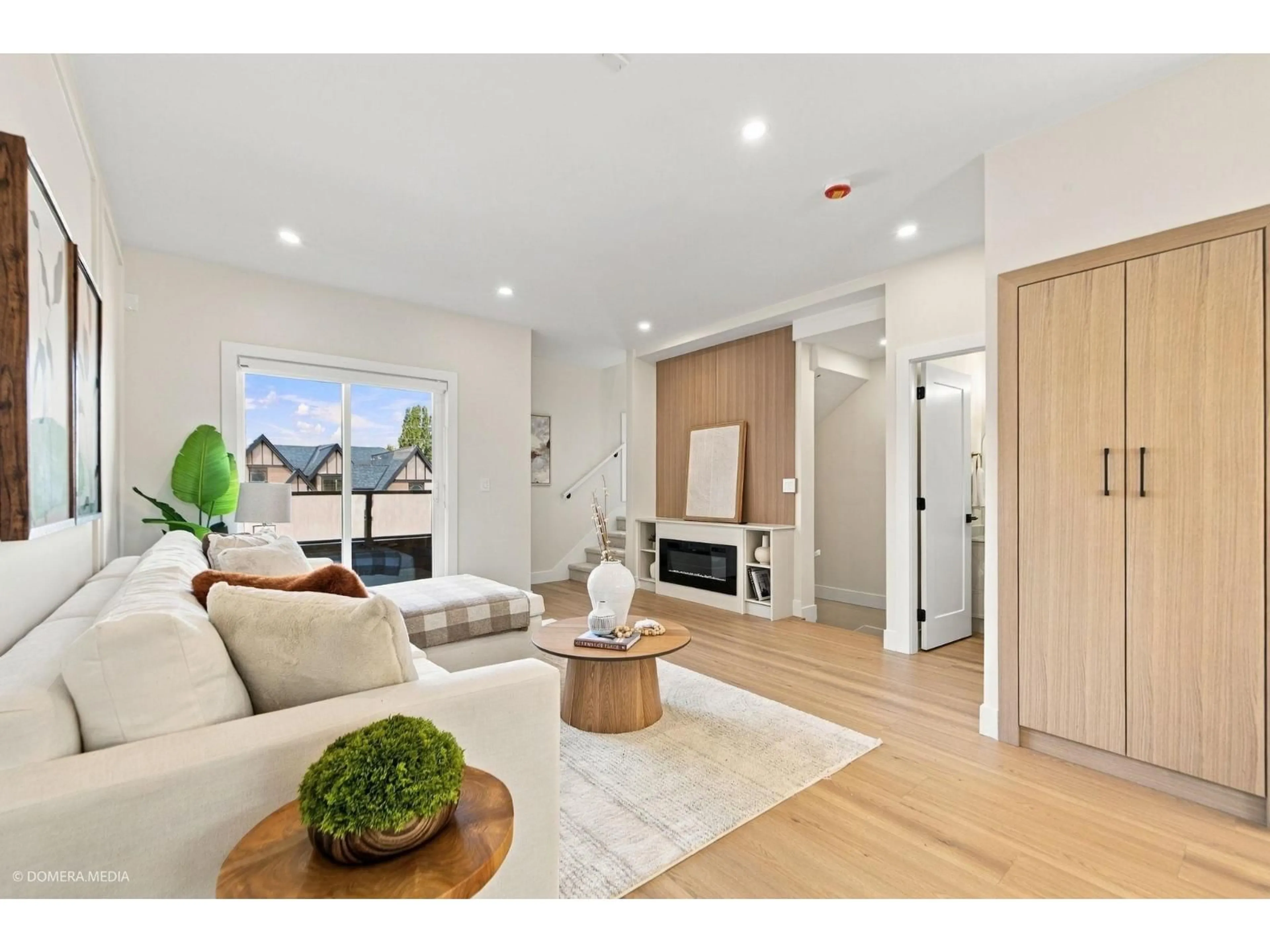 Living room with furniture, wood/laminate floor for 9 - 17432 58 AVENUE, Surrey British Columbia V3S1L2