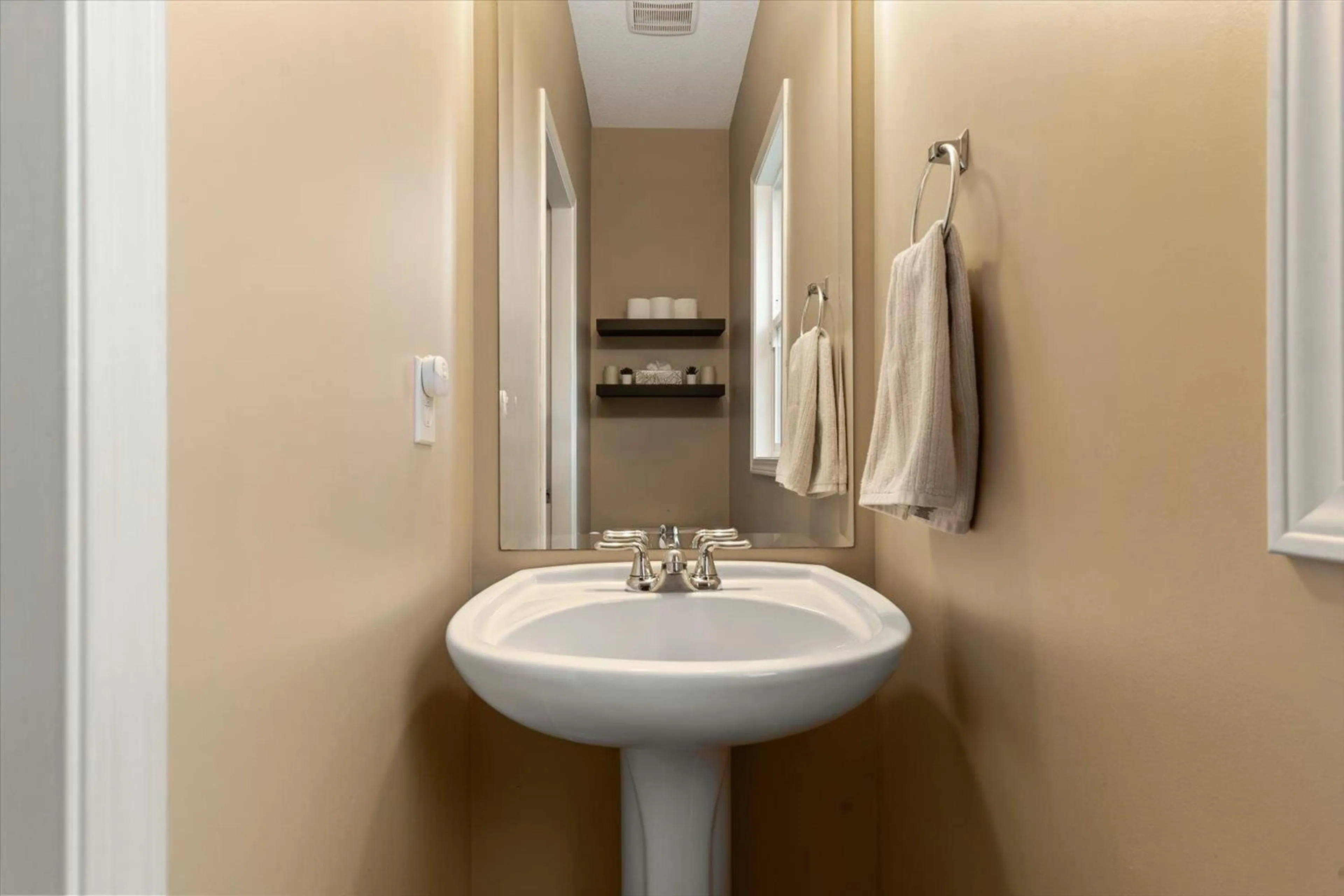 Standard bathroom, ceramic/tile floor for 130 - 46360 VALLEYVIEW ROAD, Chilliwack British Columbia V2R5L7