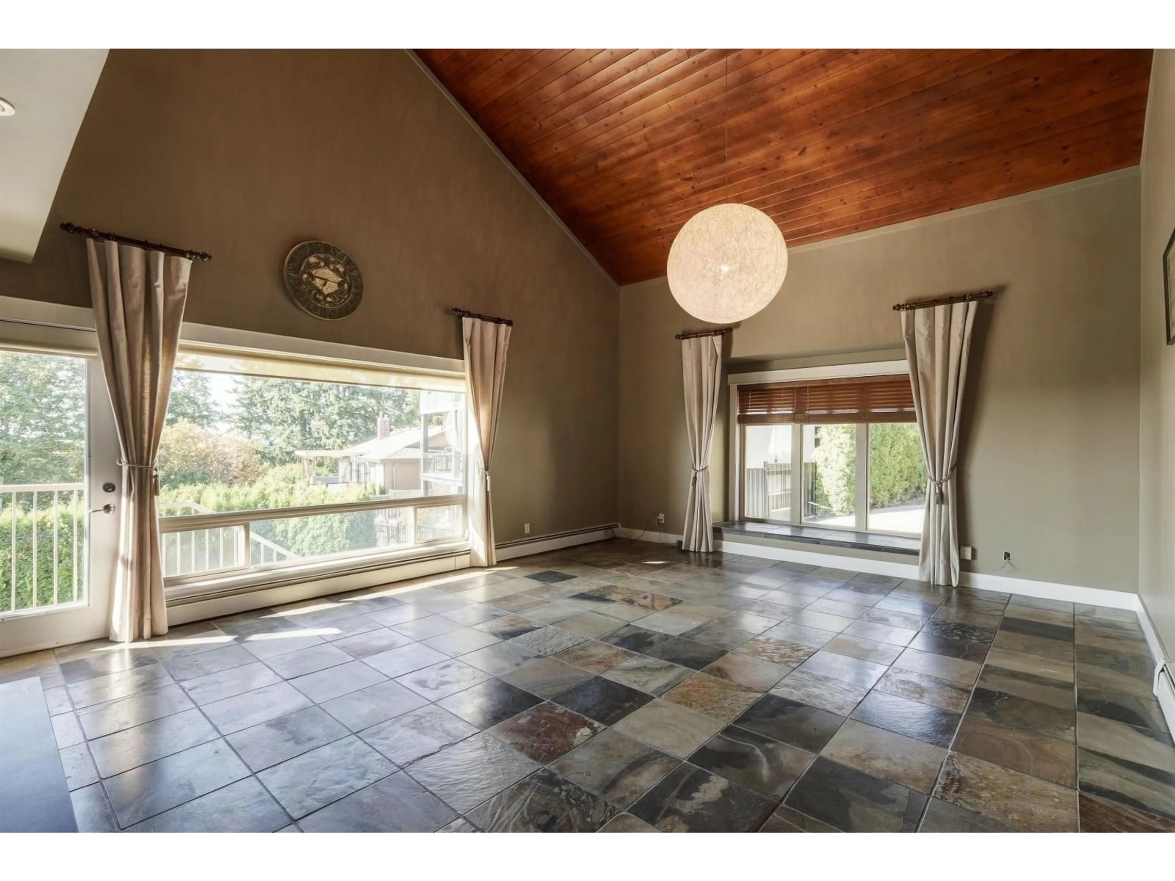 Indoor foyer for 5575 FAIRLIGHT CRESCENT, Delta British Columbia V4E1B3