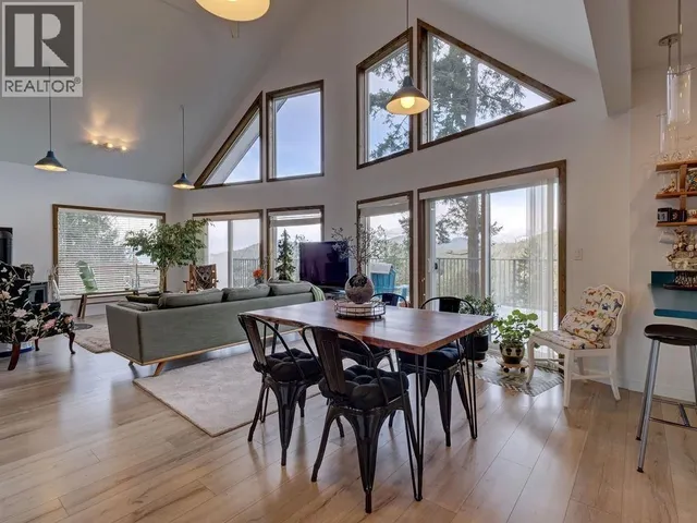 5280 CECIL HILL ROAD, Madeira Park 4