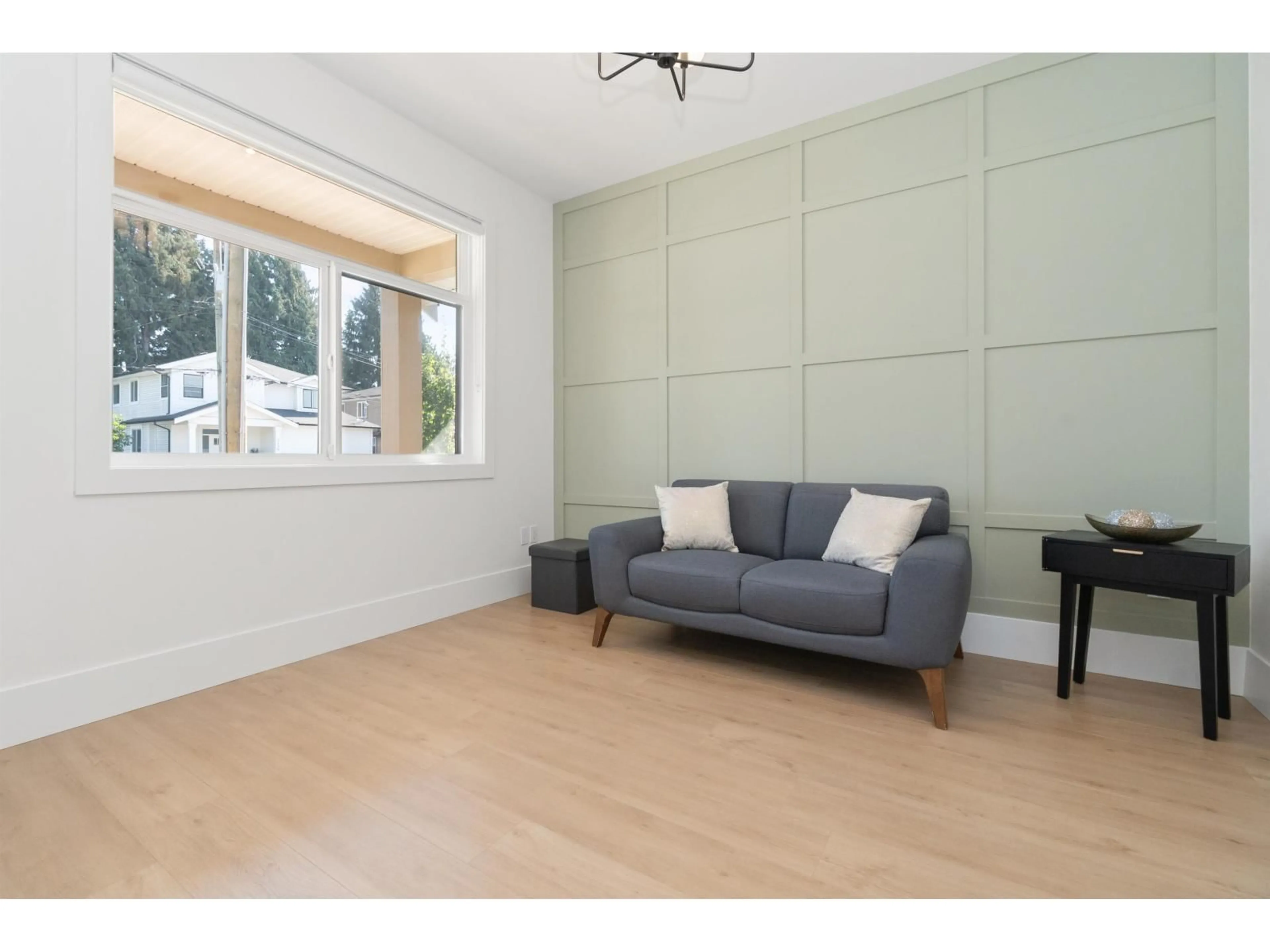 Living room with furniture, wood/laminate floor for 7139 ELWOOD DRIVE, Chilliwack British Columbia V2R1G8