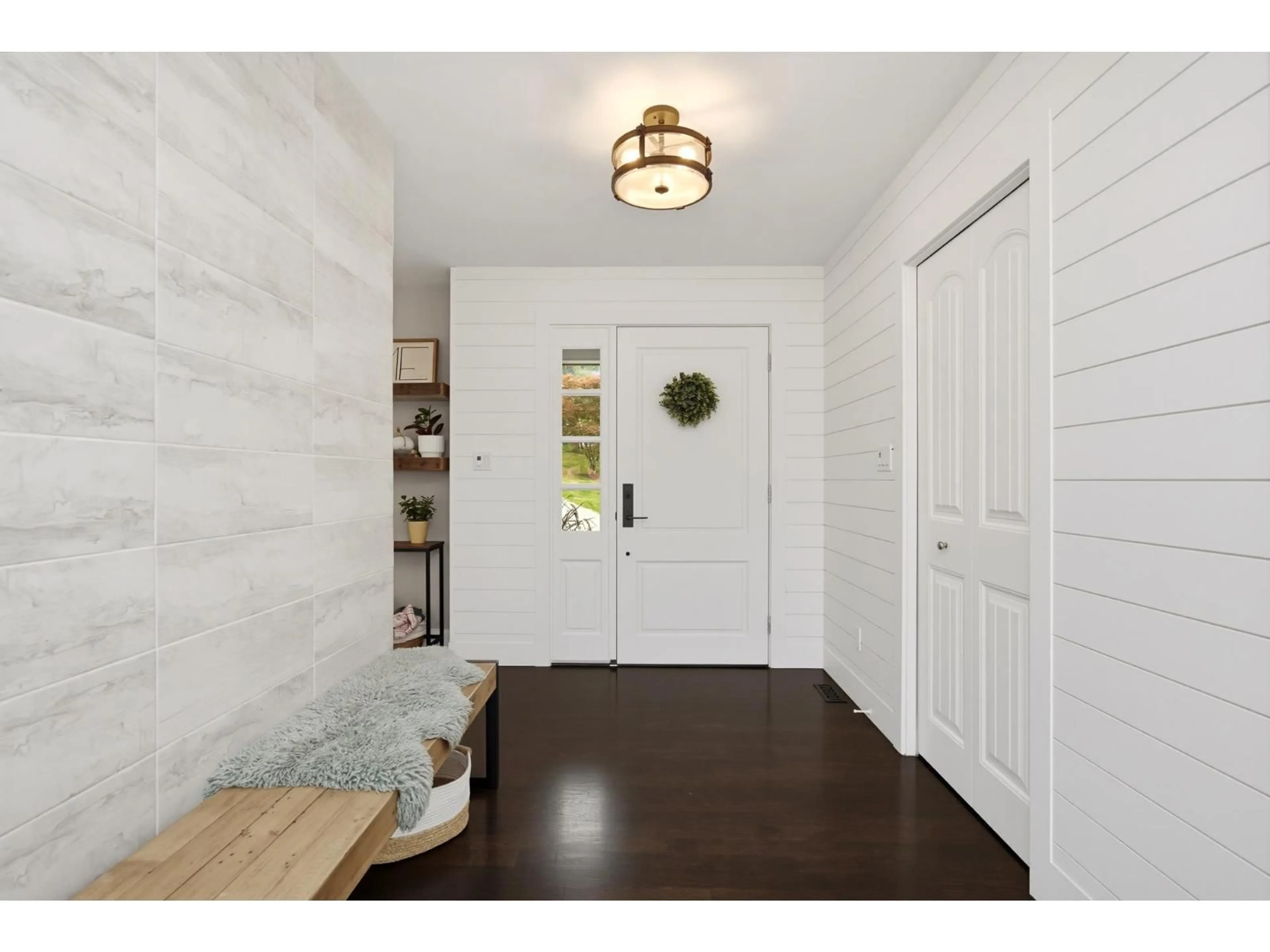 Indoor entryway for 8792 GOUNDREY STREET, Mission British Columbia V2V6Y5