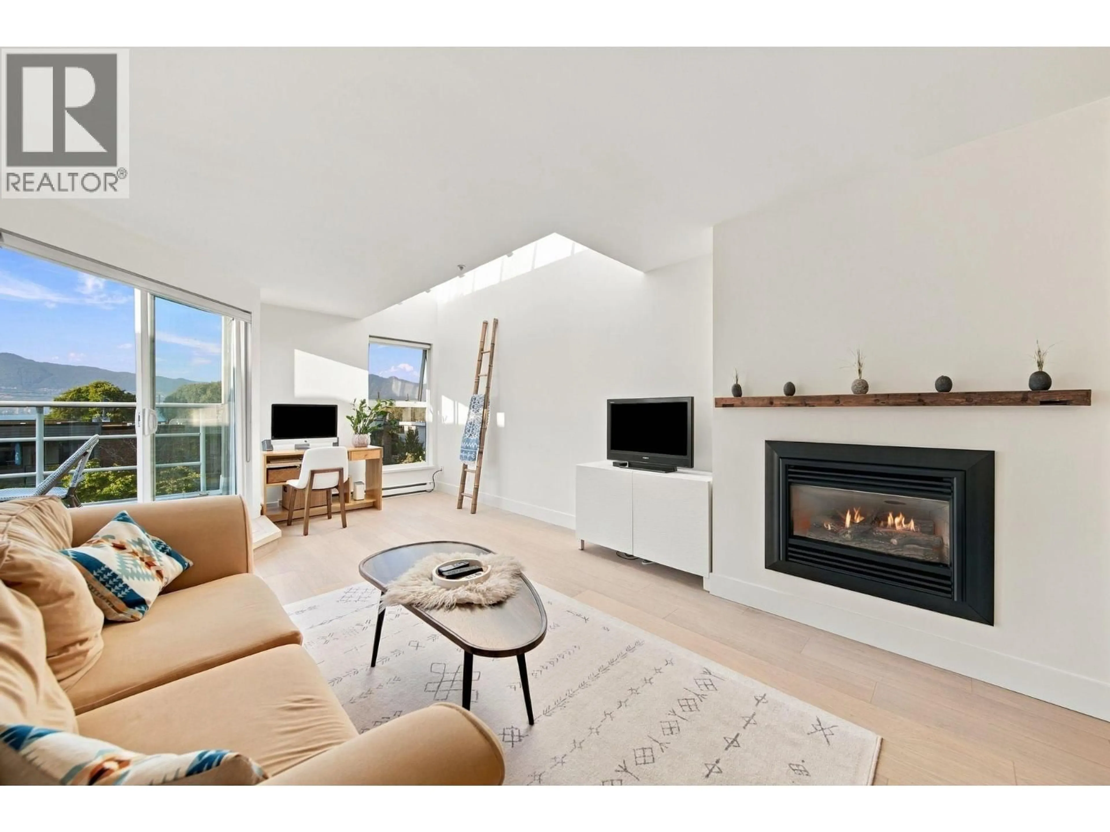 Living room with furniture, wood/laminate floor for 2240 YORK AVENUE, Vancouver British Columbia V6K1C6