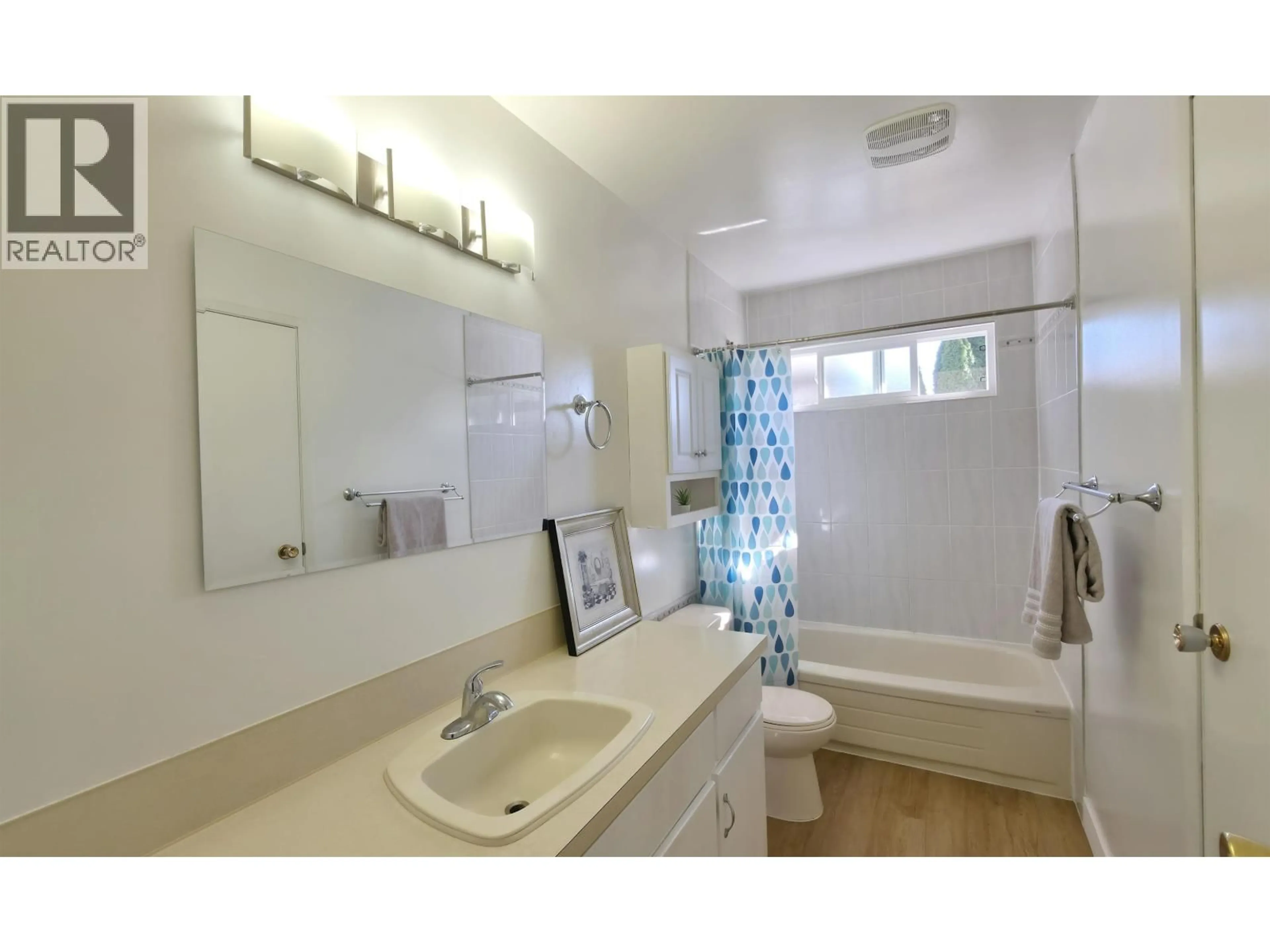 Standard bathroom, ceramic/tile floor for 3220 HARWOOD AVENUE, Coquitlam British Columbia V3E1T8