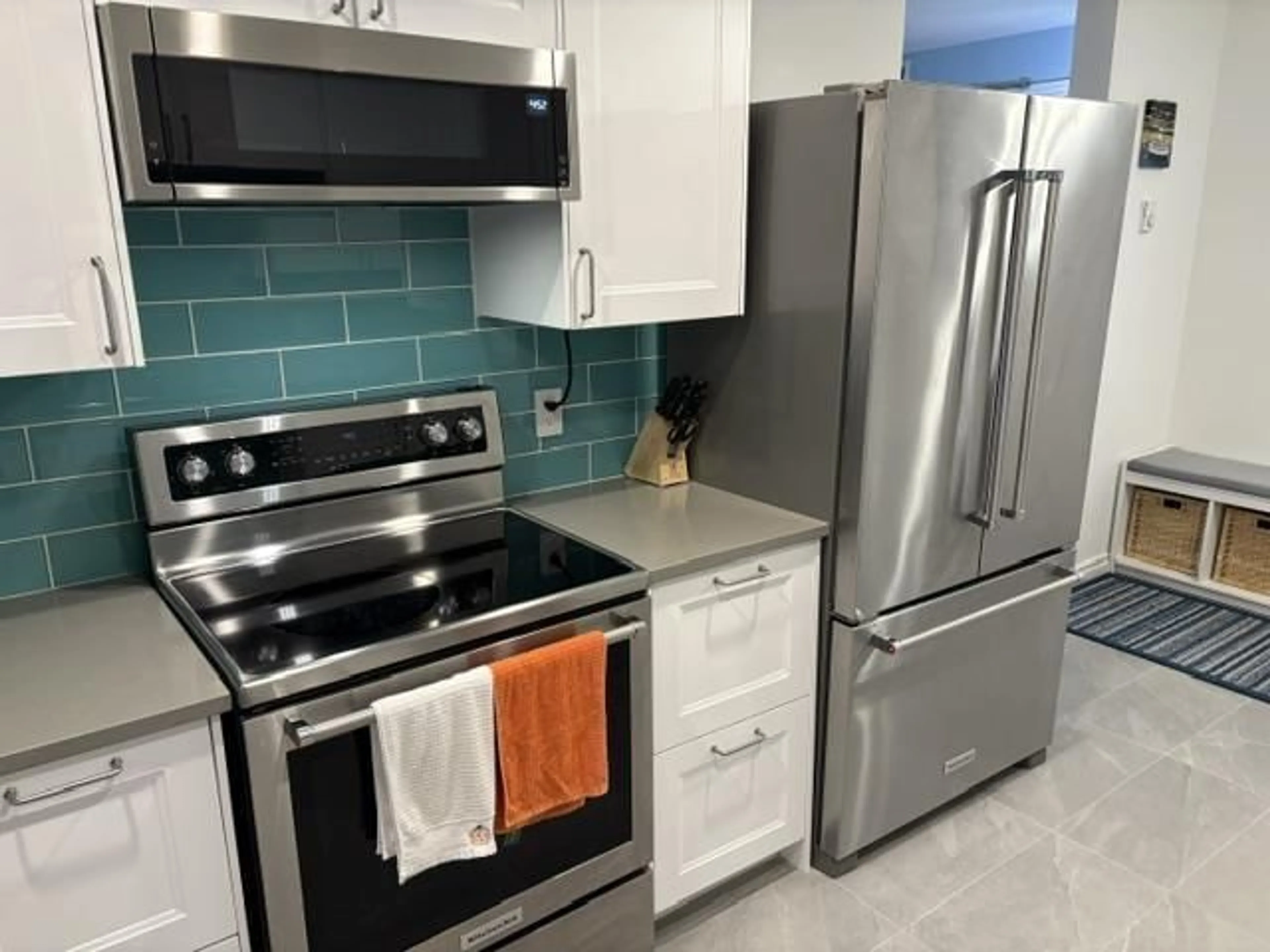 Standard kitchen, ceramic/tile floor for 201 - 1440 GEORGE STREET, White Rock British Columbia V4B4A3