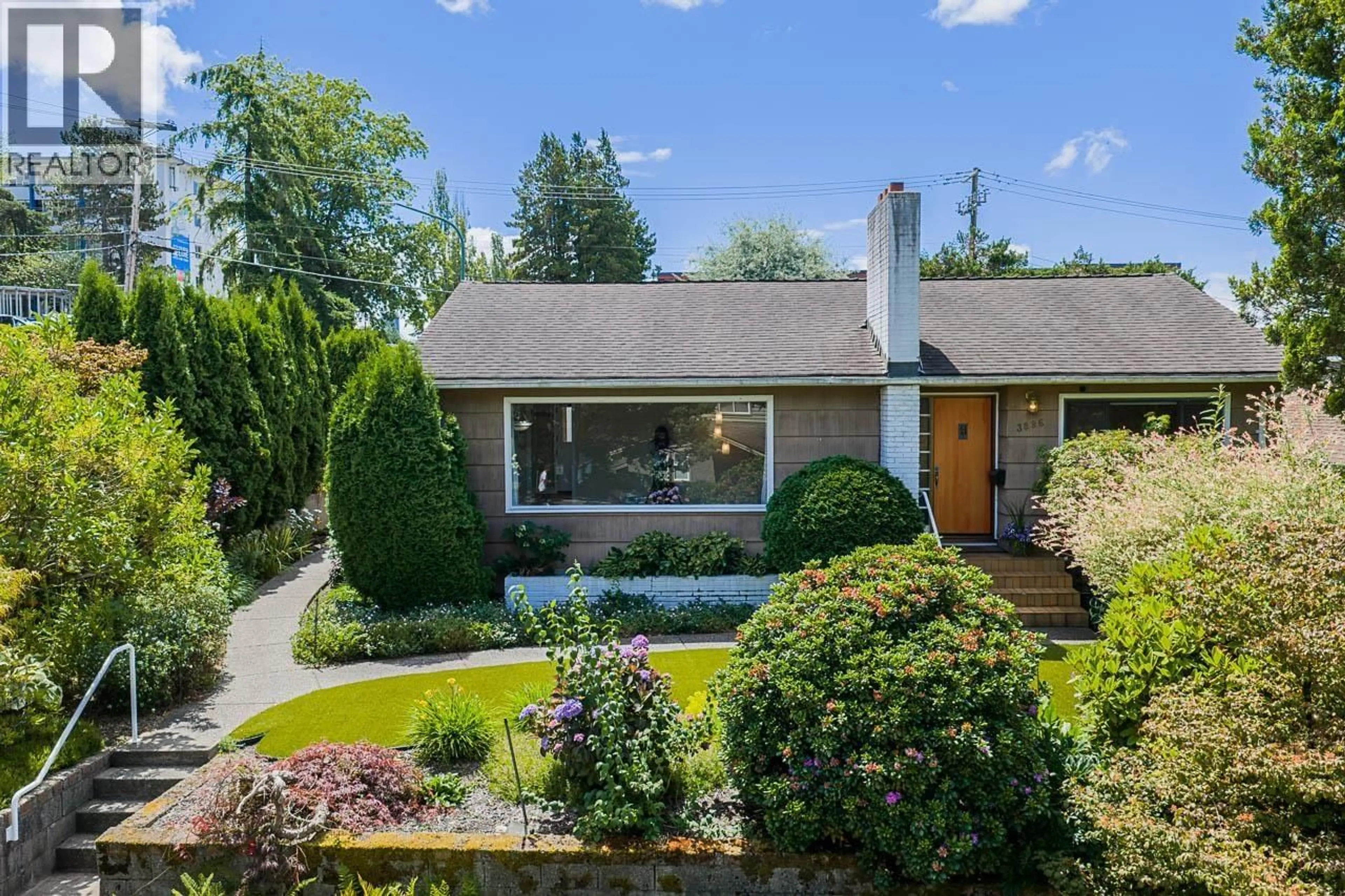 A pic from outside/outdoor area/front of a property/back of a property/a pic from drone, street for 3896 ELMWOOD STREET, Burnaby British Columbia V5G1S1