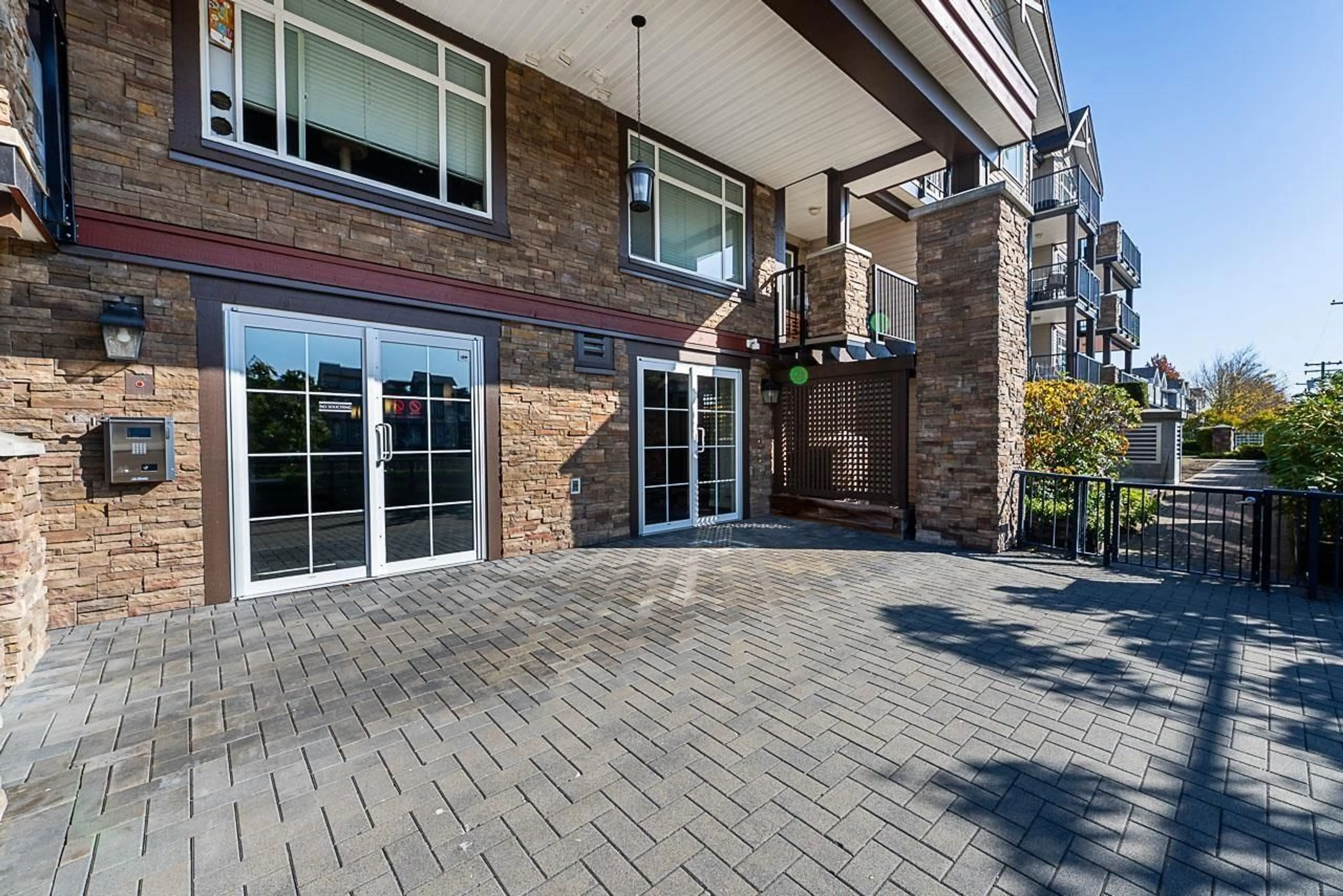 Patio, unknown for 407 - 19939 55A AVENUE, Langley British Columbia V3A3X4
