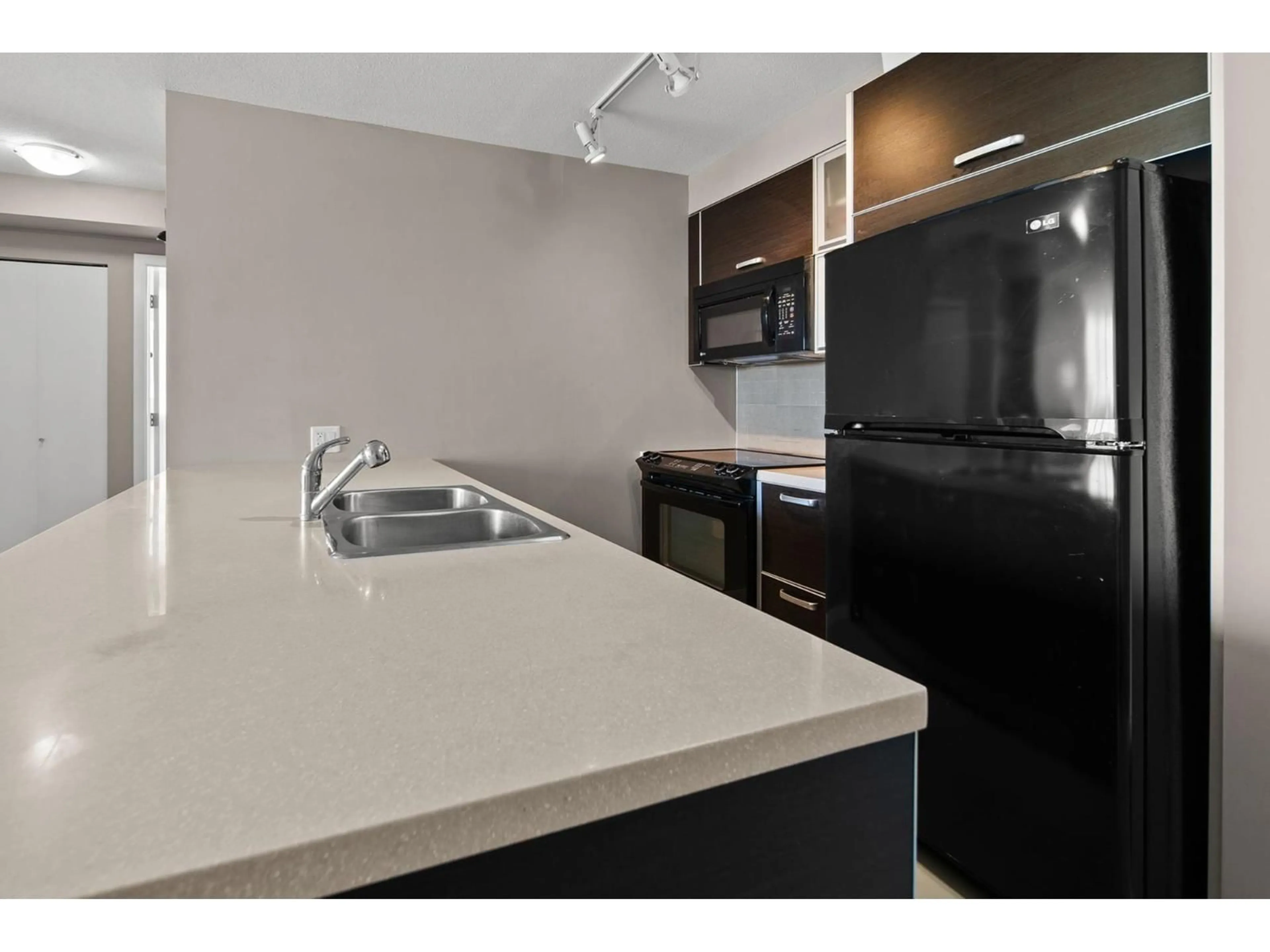 Standard kitchen, unknown for 909 - 9981 WHALLEY BOULEVARD, Surrey British Columbia V3T0G6