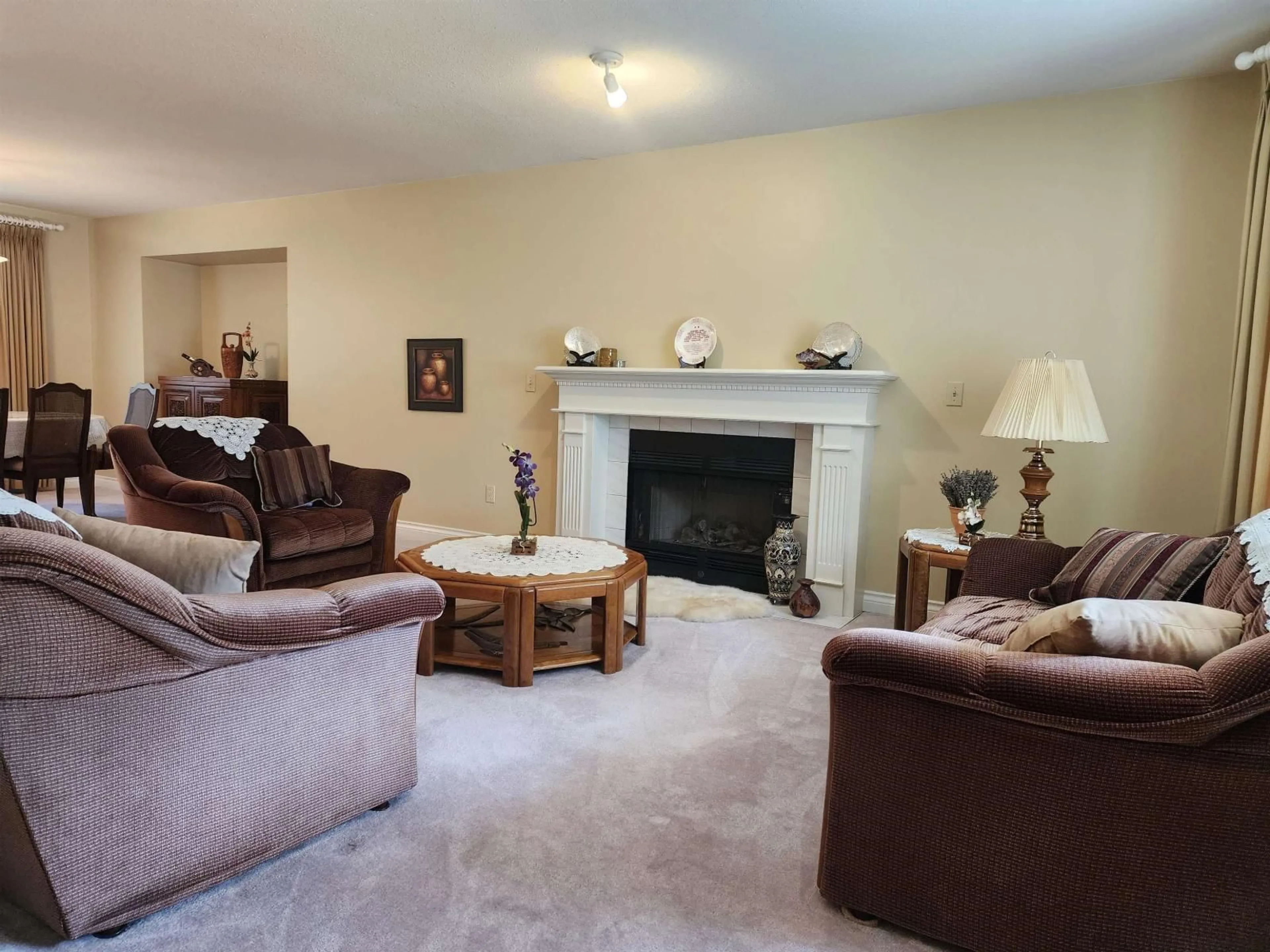 Living room with furniture, unknown for 15499 91A AVENUE, Surrey British Columbia V3R9X1