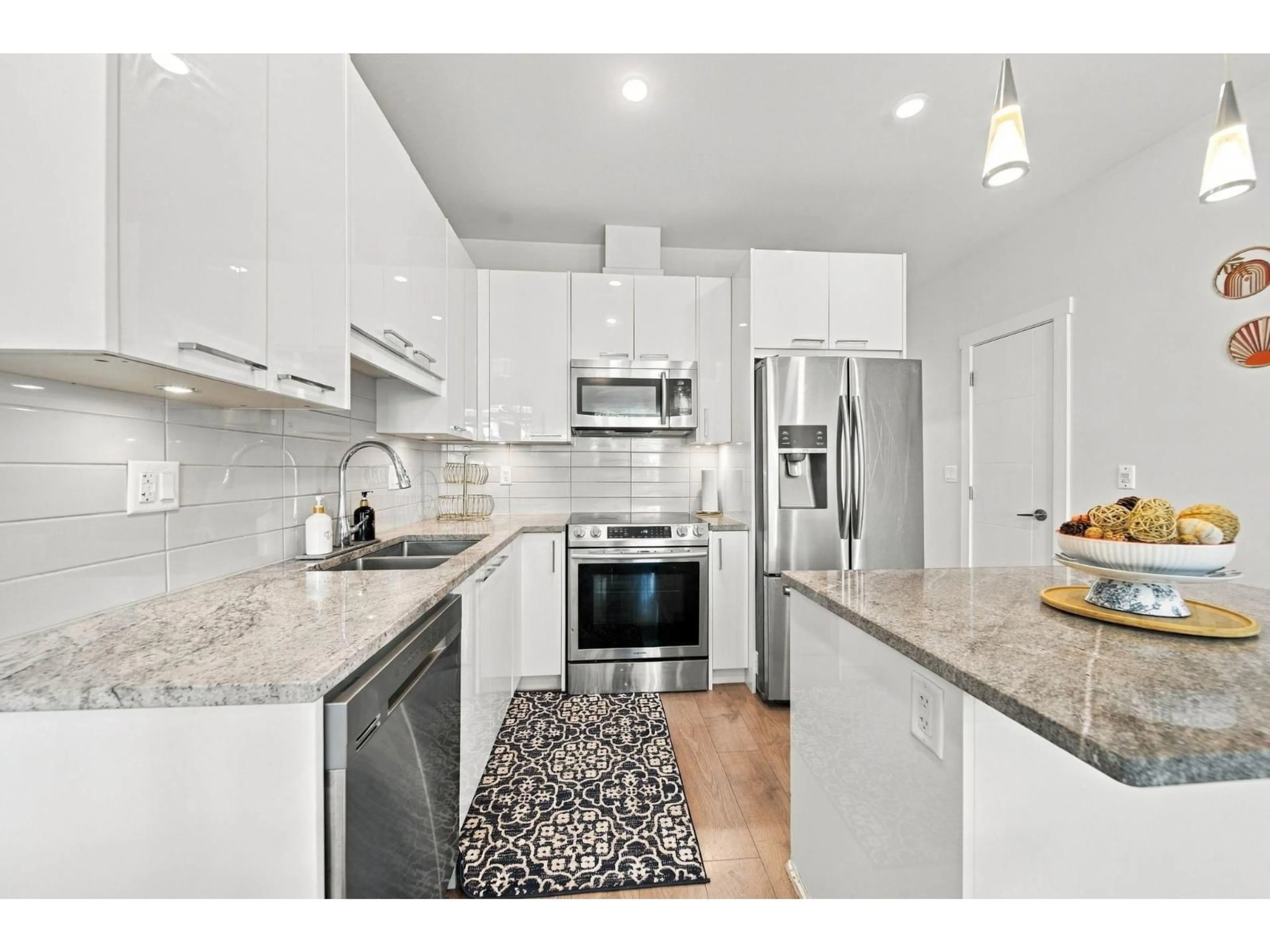 Open concept kitchen, ceramic/tile floor for 517 - 20696 EASTLEIGH CRESCENT, Langley British Columbia V3A0M3