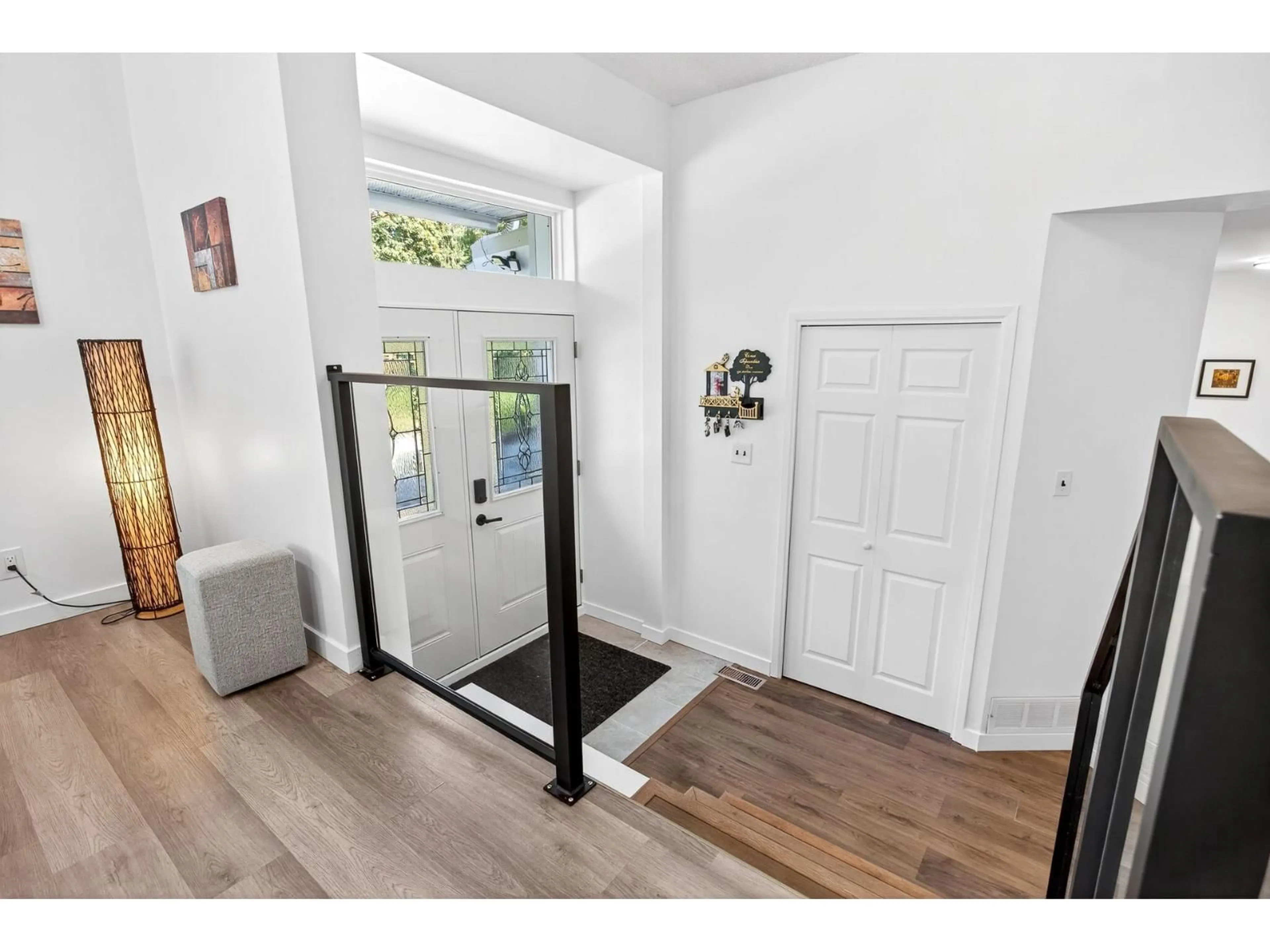Indoor entryway for 11906 100 AVENUE, Surrey British Columbia V3V2W1