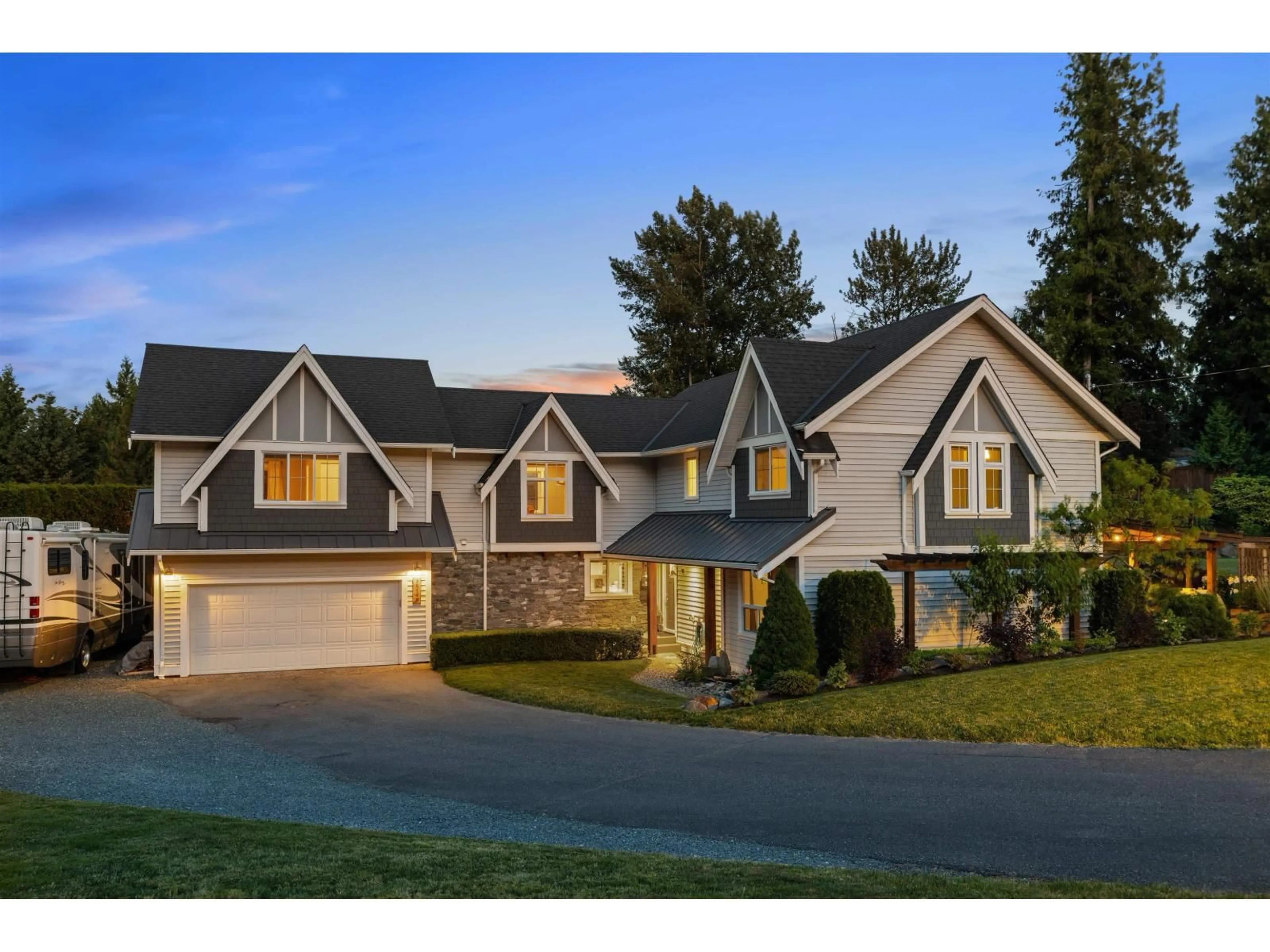 Home with vinyl exterior material, street for 36148 DAWN CRESCENT, Abbotsford British Columbia V3G1C6