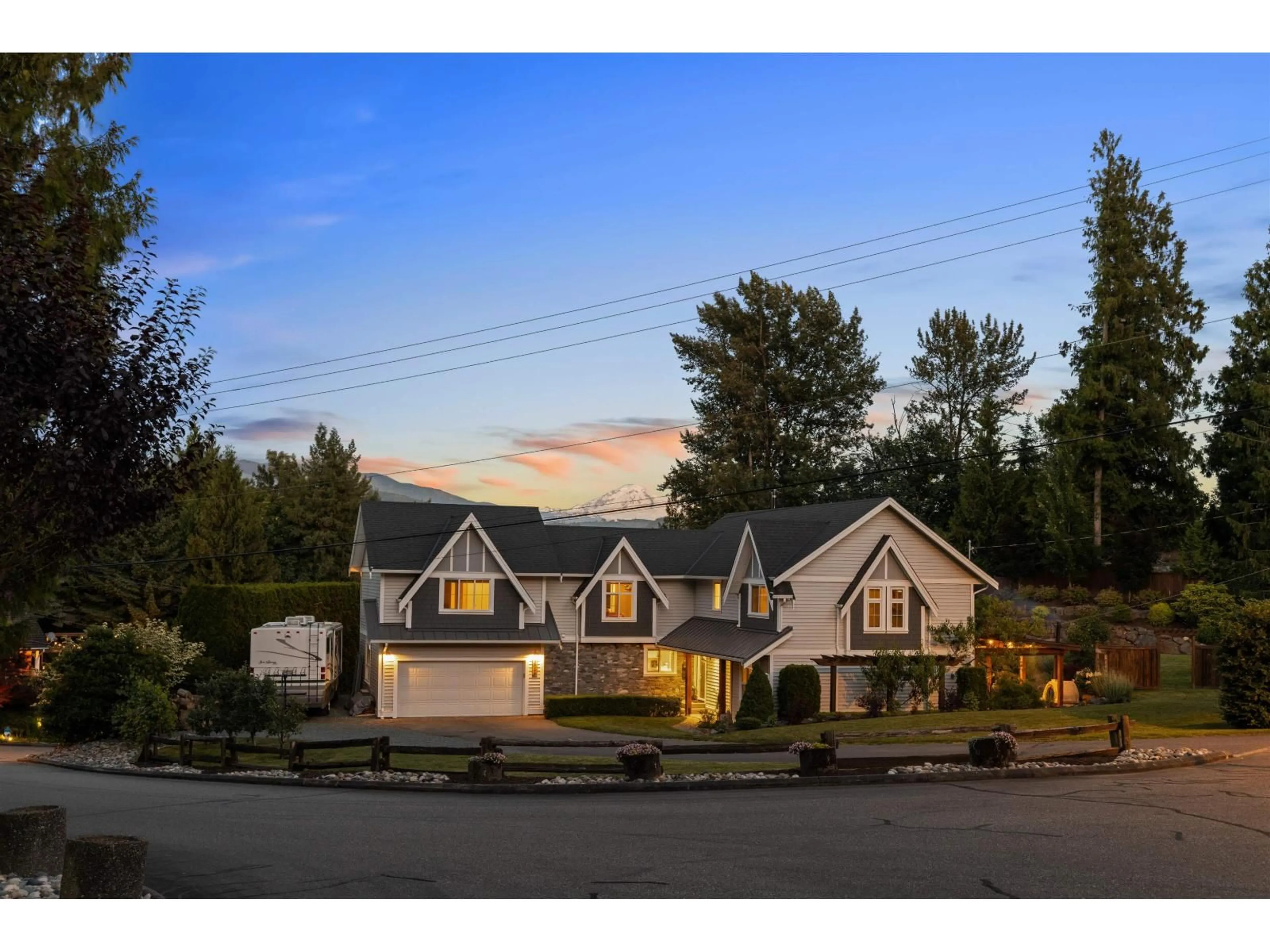 A pic from outside/outdoor area/front of a property/back of a property/a pic from drone, street for 36148 DAWN CRESCENT, Abbotsford British Columbia V3G1C6