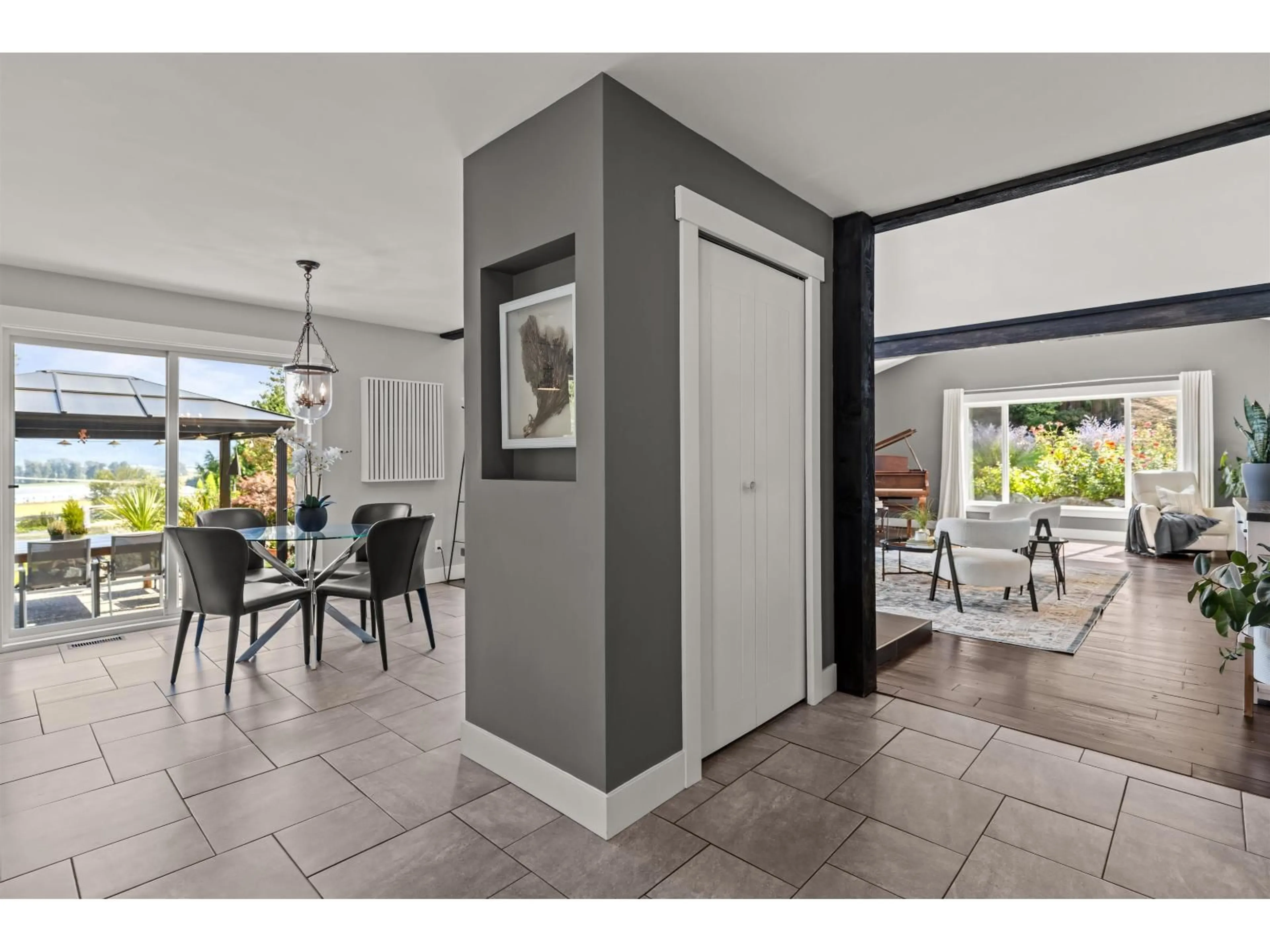 Indoor entryway for 36148 DAWN CRESCENT, Abbotsford British Columbia V3G1C6