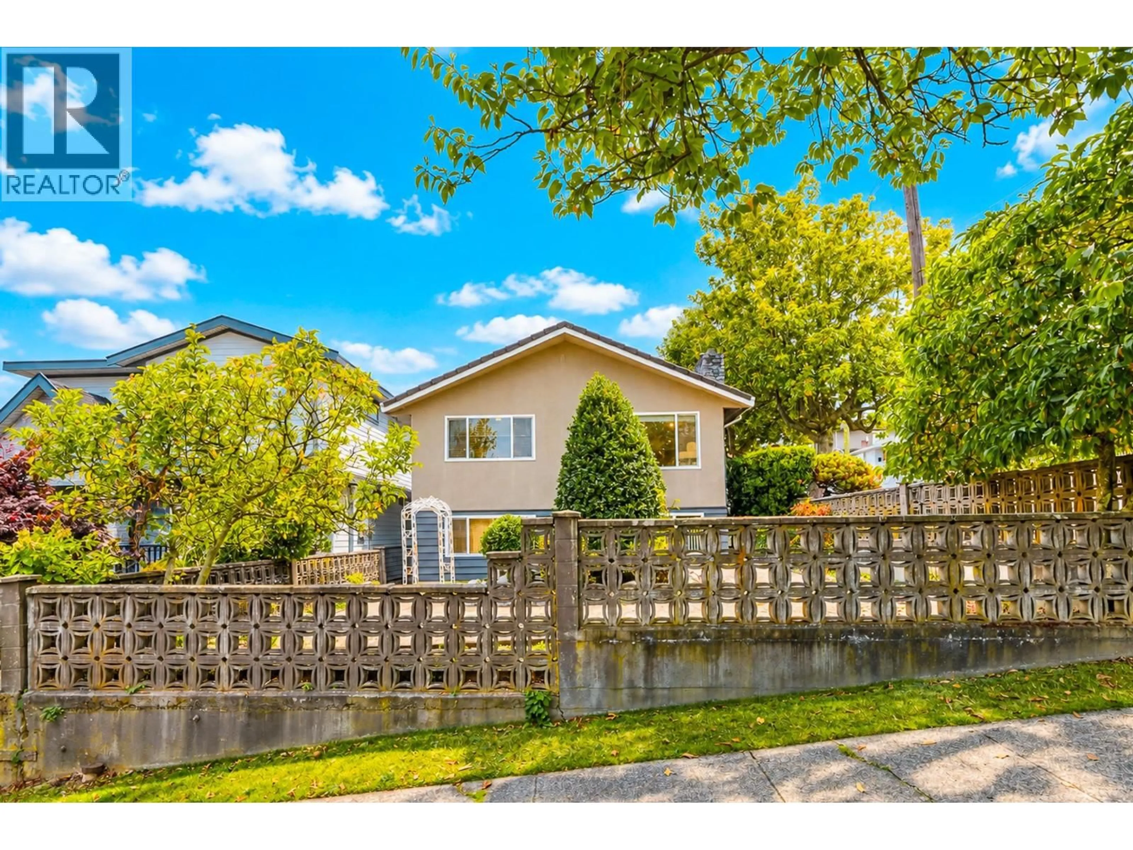 A pic from outside/outdoor area/front of a property/back of a property/a pic from drone, street for 775 ESMOND AVENUE, Burnaby British Columbia V5C4K4