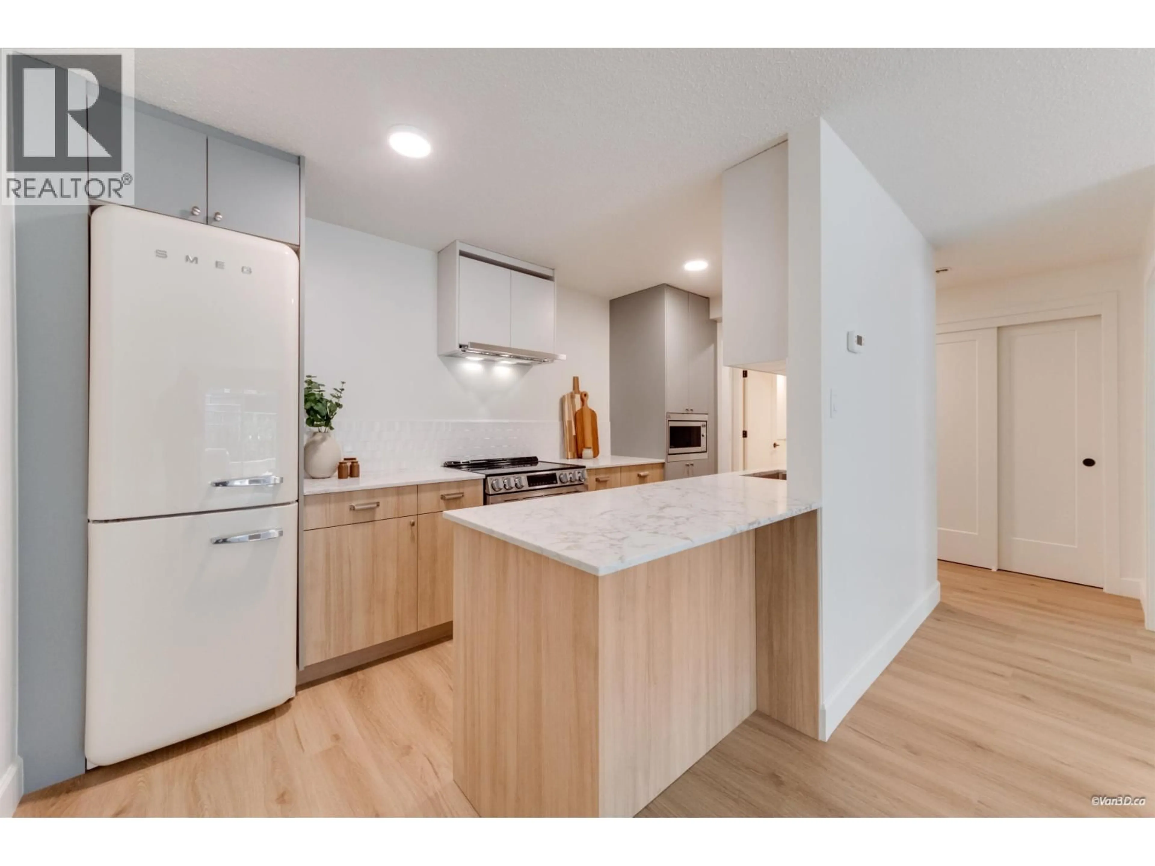 Open concept kitchen, wood/laminate floor for 102 - 270 3RD STREET, North Vancouver British Columbia V7M1G1