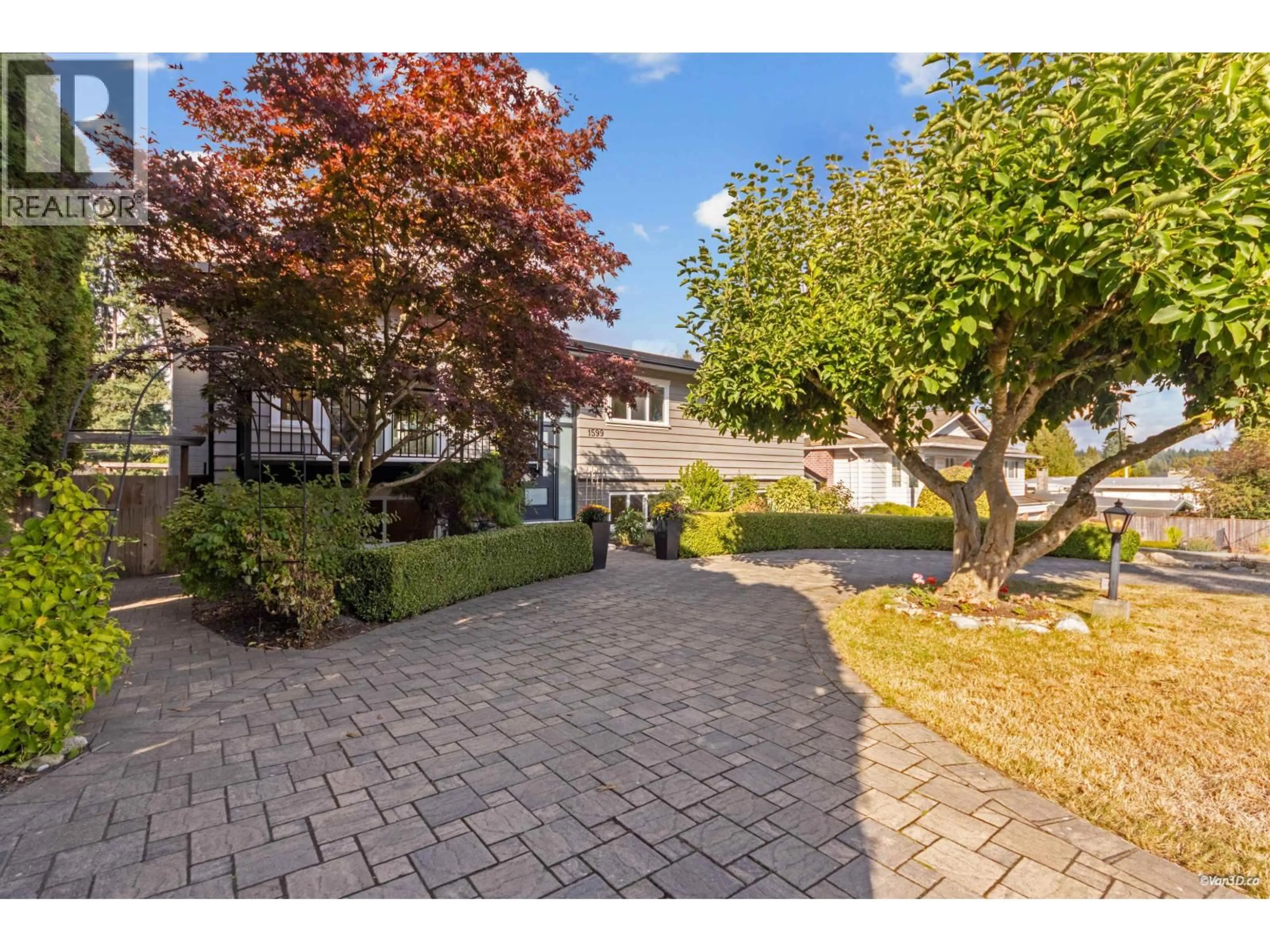 A pic from outside/outdoor area/front of a property/back of a property/a pic from drone, street for 1599 EDEN AVENUE, Coquitlam British Columbia V3J2R2
