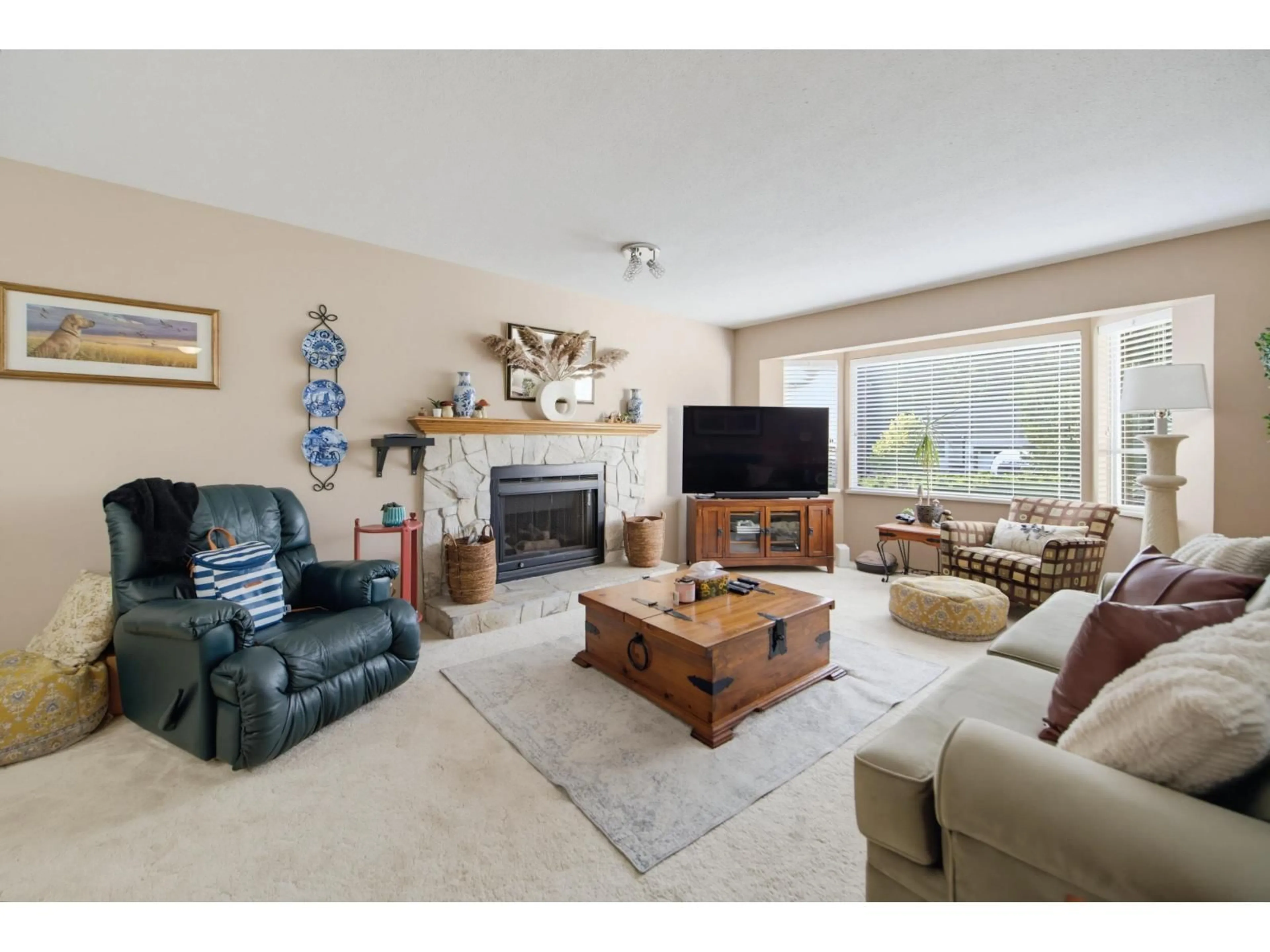 Living room with furniture, unknown for 36042 SOUTHRIDGE PLACE, Abbotsford British Columbia V3G1E2
