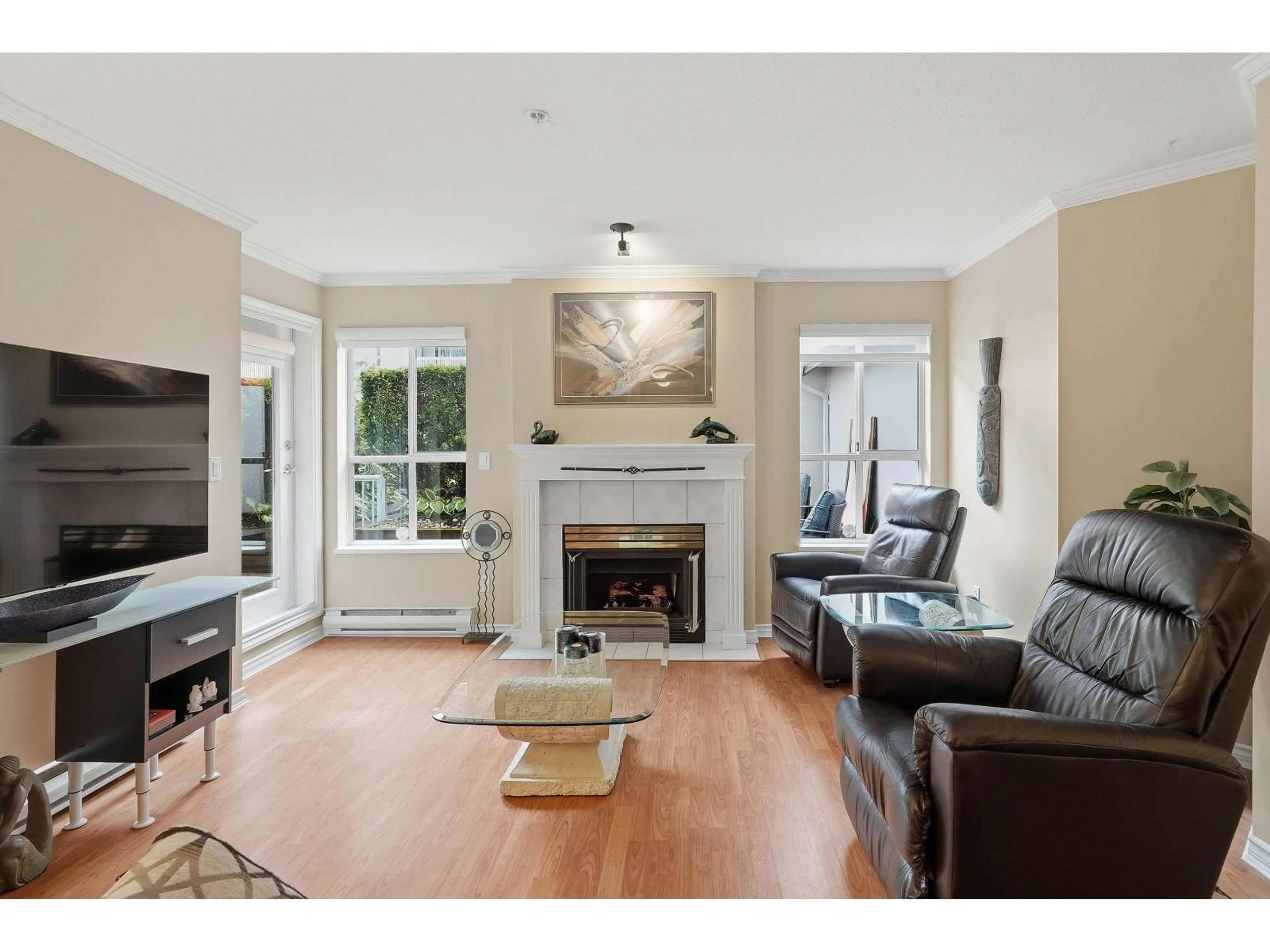 Living room with furniture, wood/laminate floor for 15272 20 AVENUE, Surrey British Columbia V4A2A3