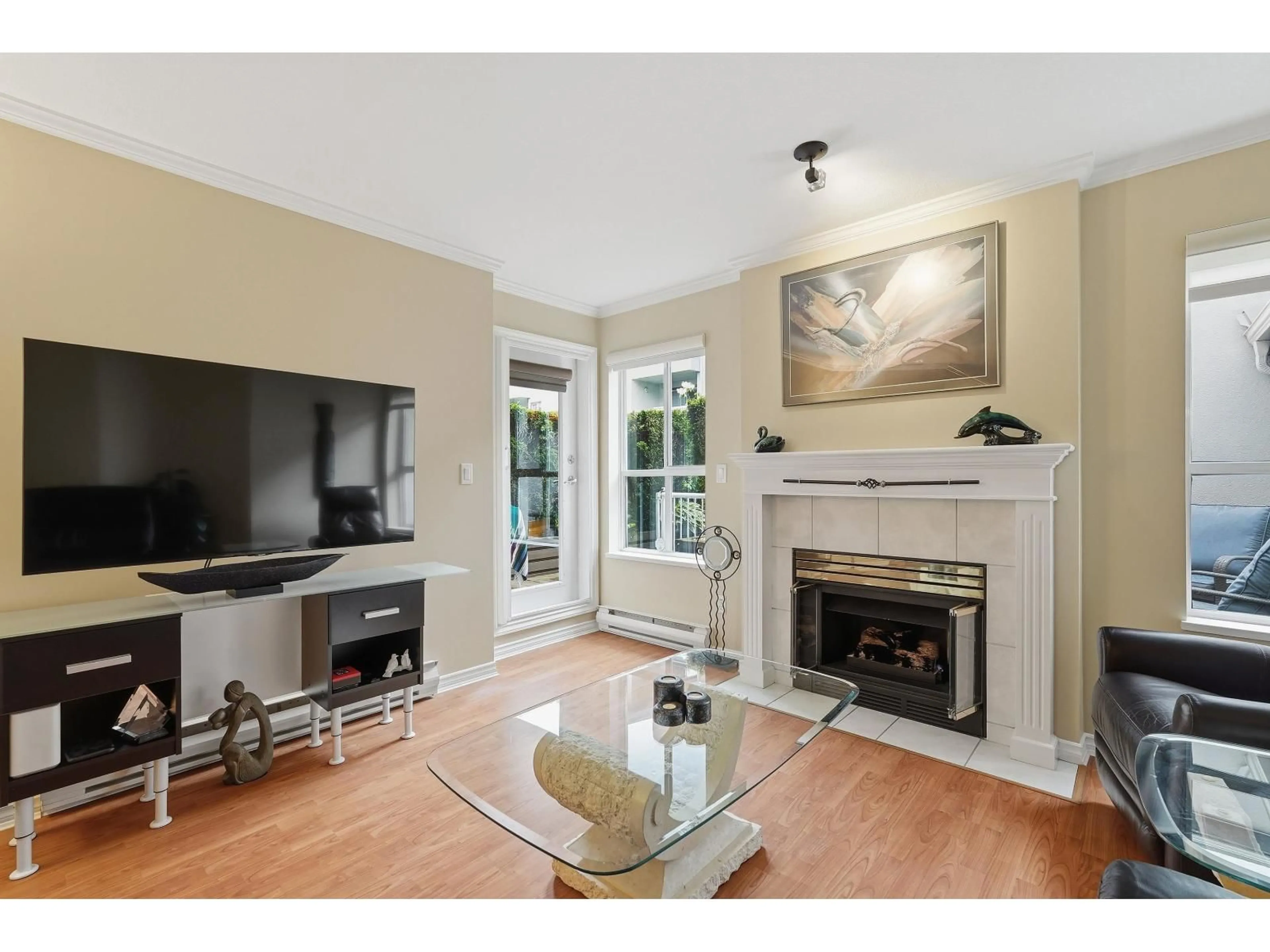 Living room with furniture, unknown for 15272 20 AVENUE, Surrey British Columbia V4A2A3