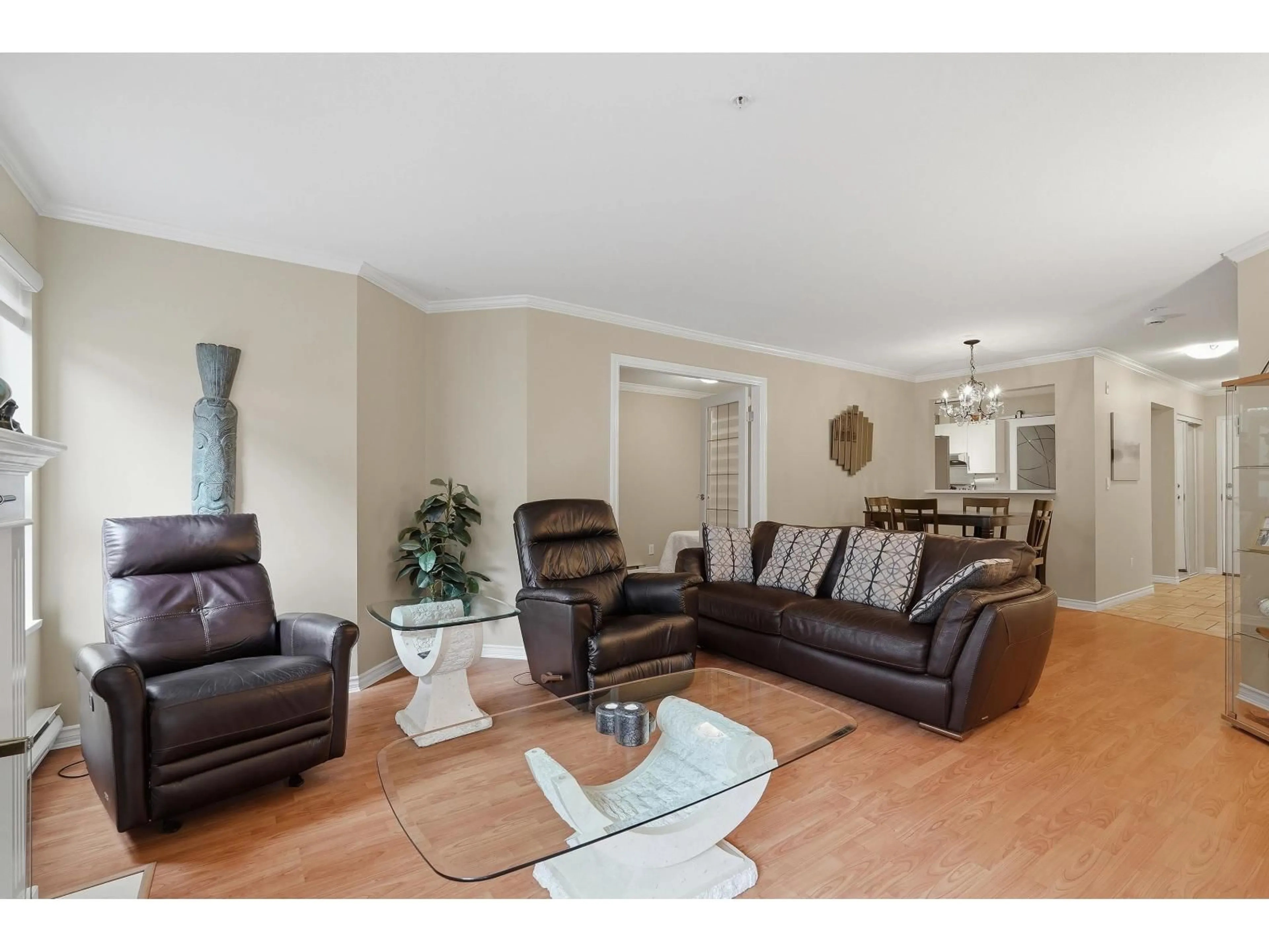 Living room with furniture, wood/laminate floor for 15272 20 AVENUE, Surrey British Columbia V4A2A3