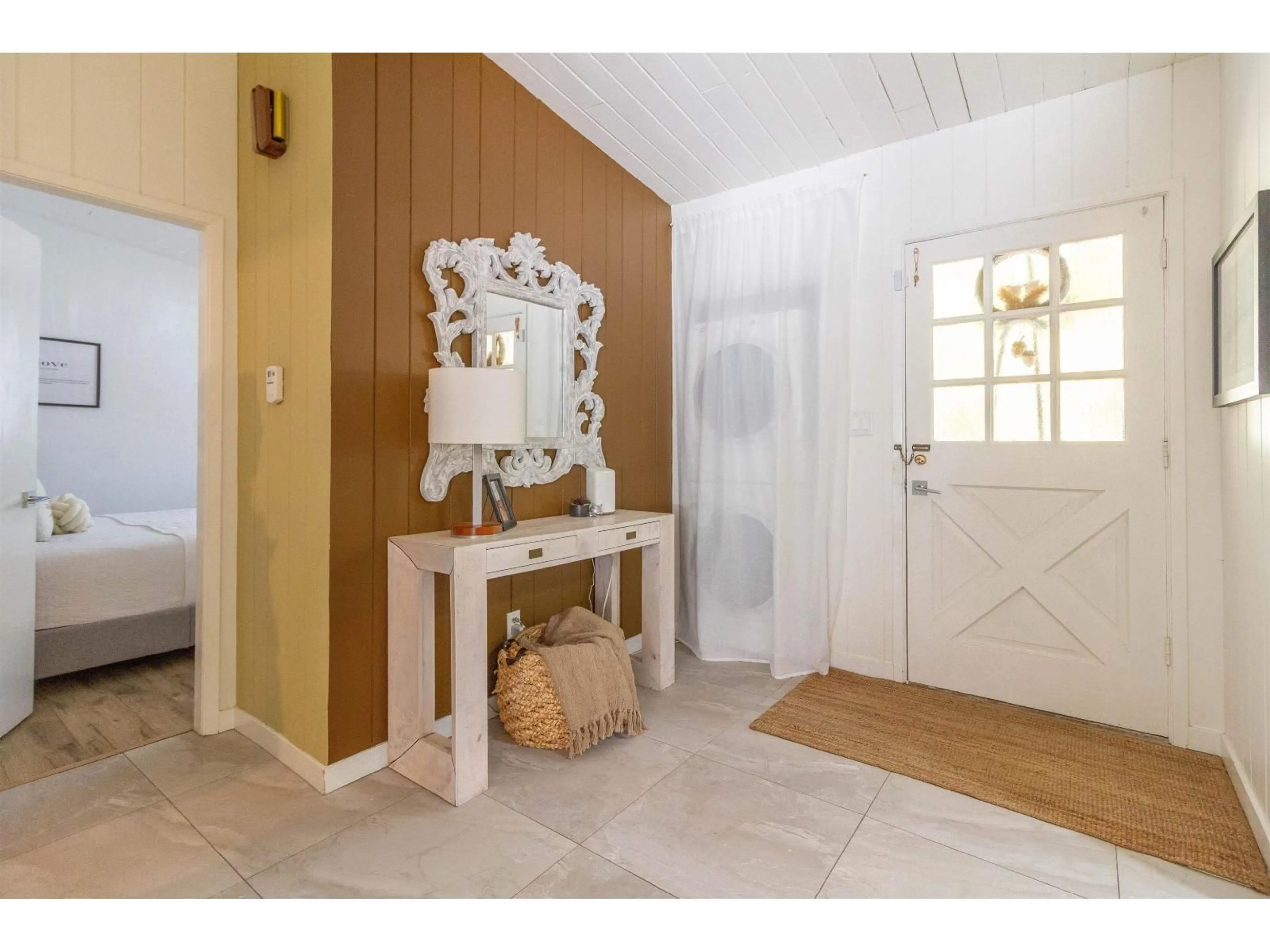 Indoor entryway for 14319 55A AVENUE, Surrey British Columbia V3X1B3