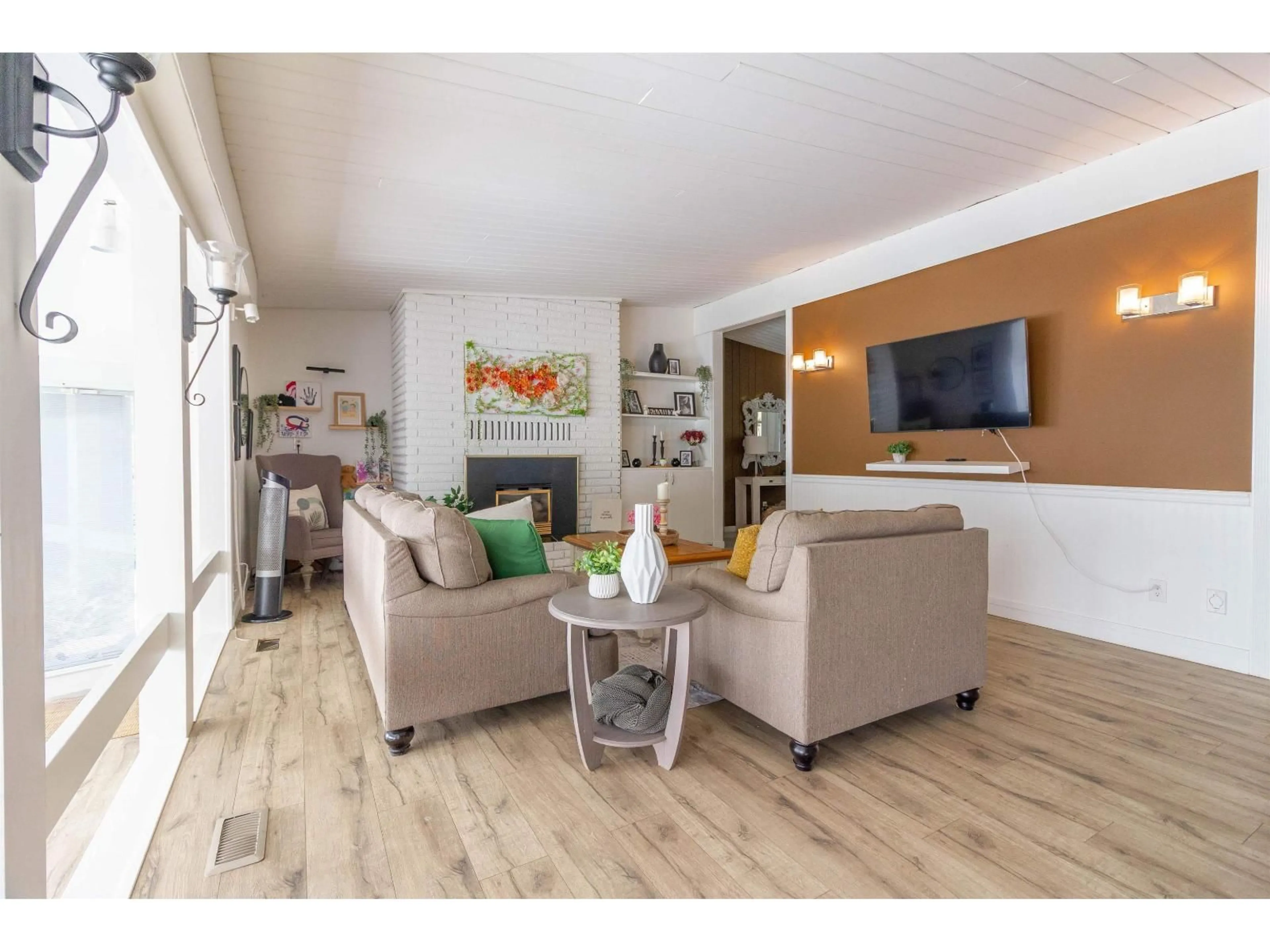 Living room with furniture, wood/laminate floor for 14319 55A AVENUE, Surrey British Columbia V3X1B3