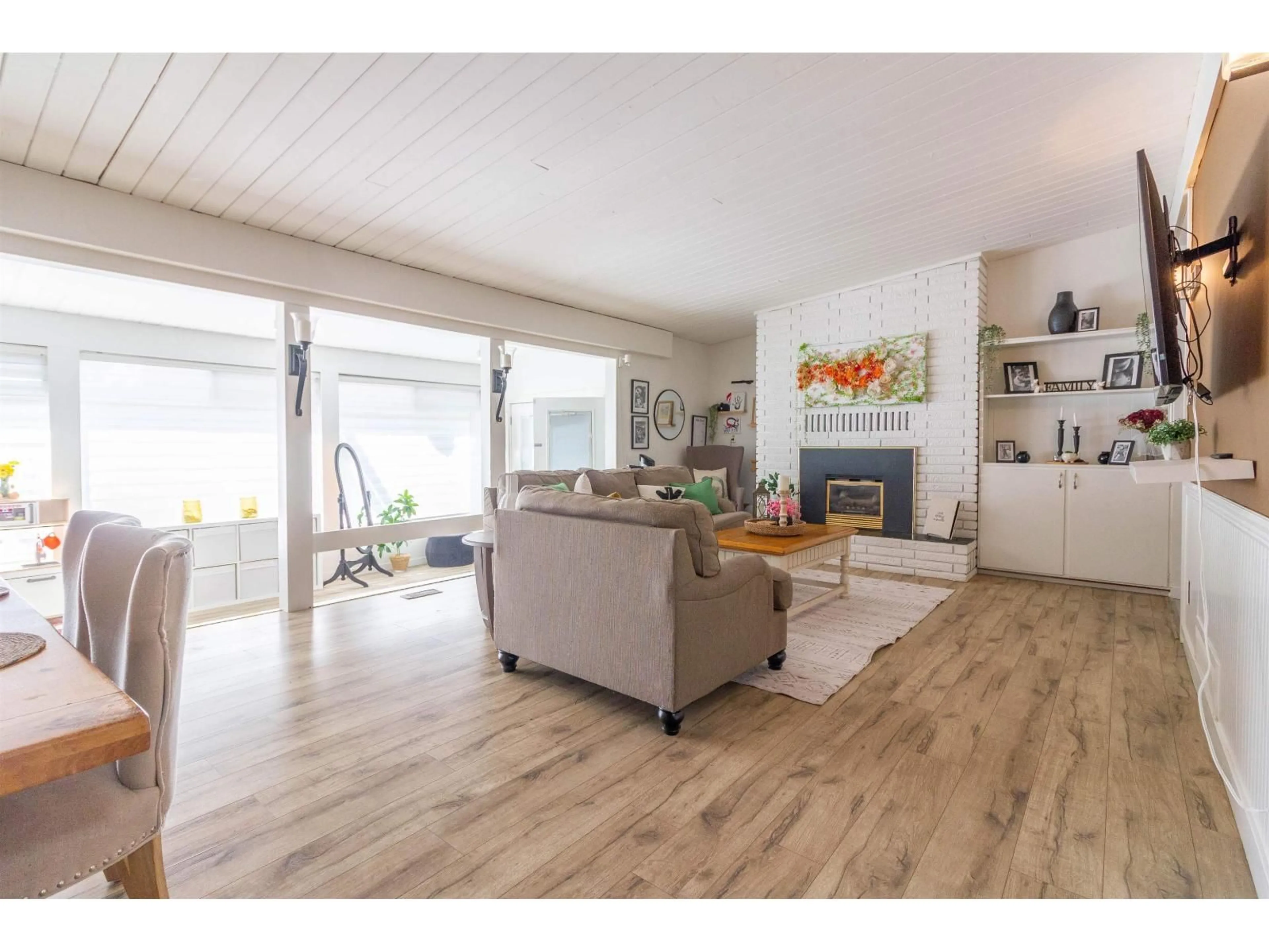 Living room with furniture, wood/laminate floor for 14319 55A AVENUE, Surrey British Columbia V3X1B3