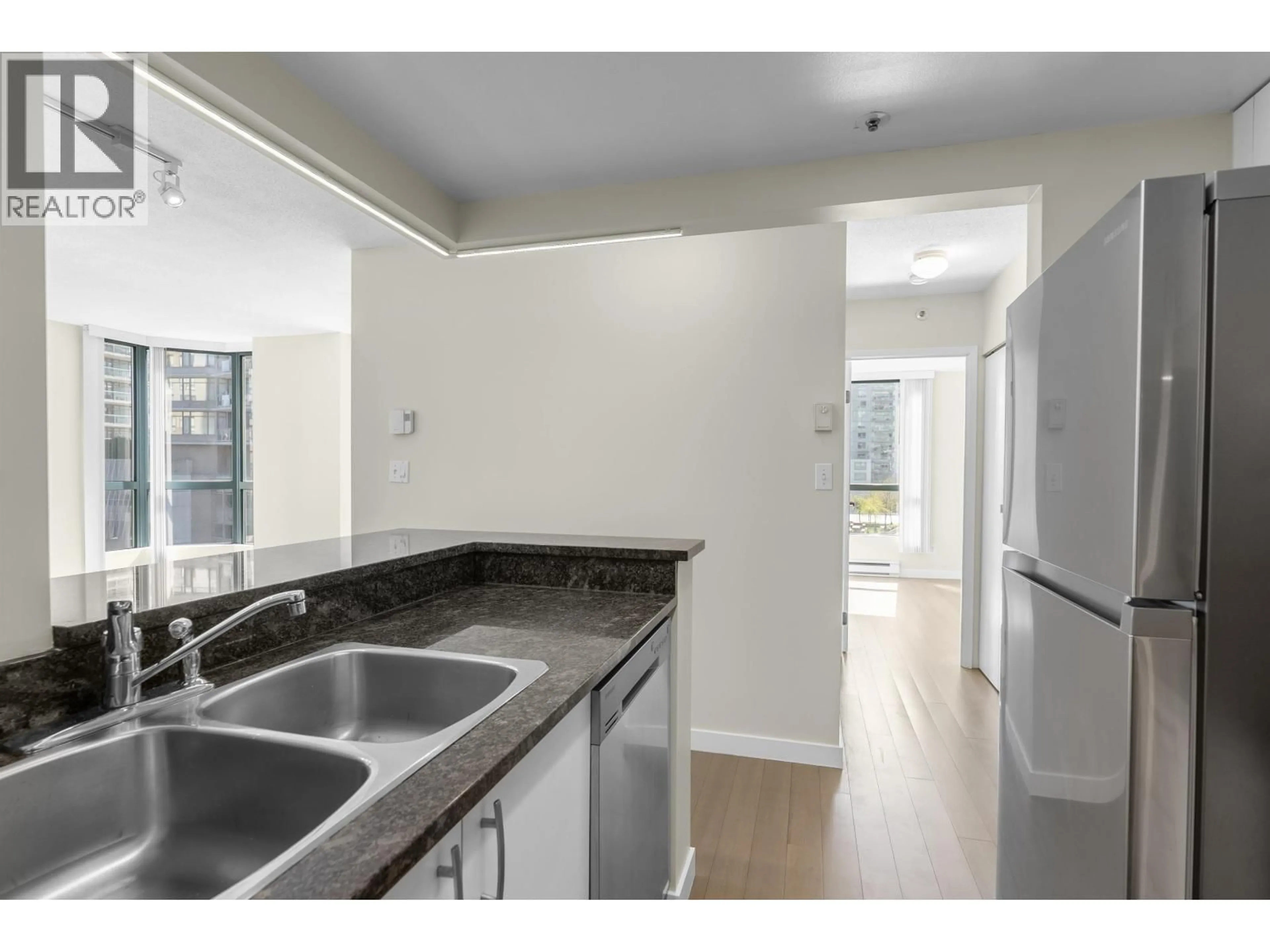 Standard kitchen, unknown for 607 - 55 TENTH STREET, New Westminster British Columbia V3M6R5