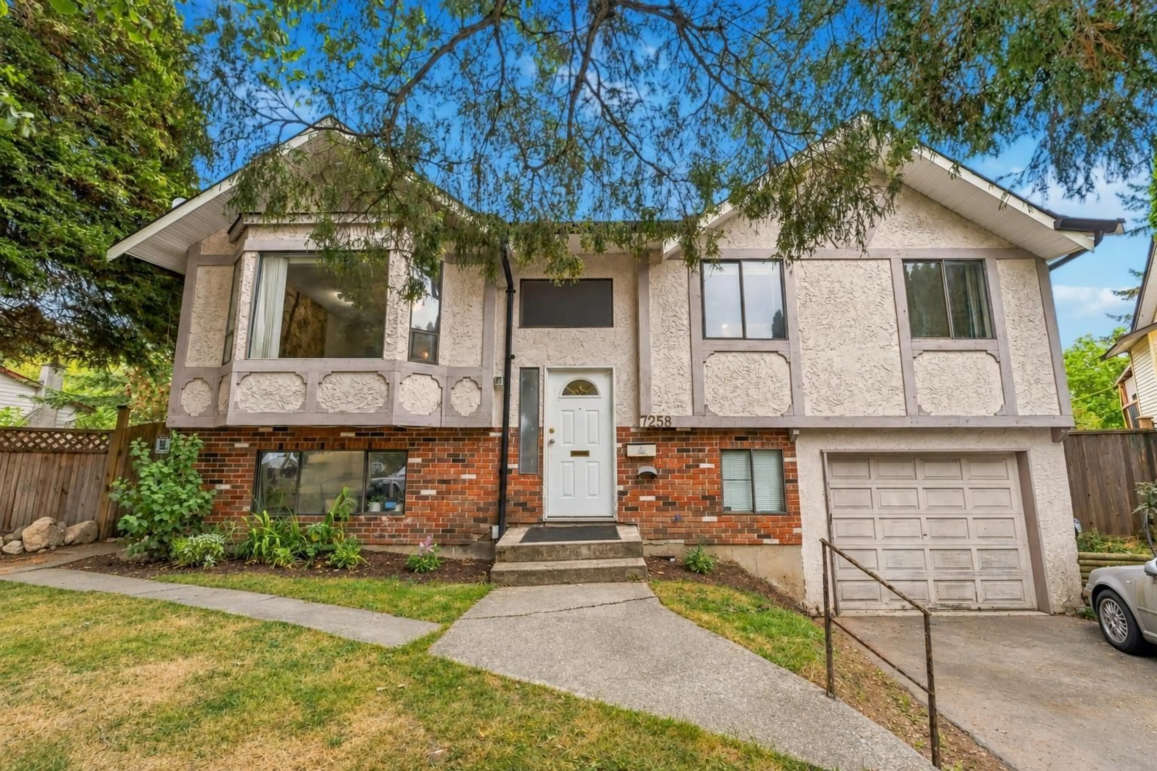 Home with vinyl exterior material, street for 7258 140A STREET, Surrey British Columbia V3W7N4