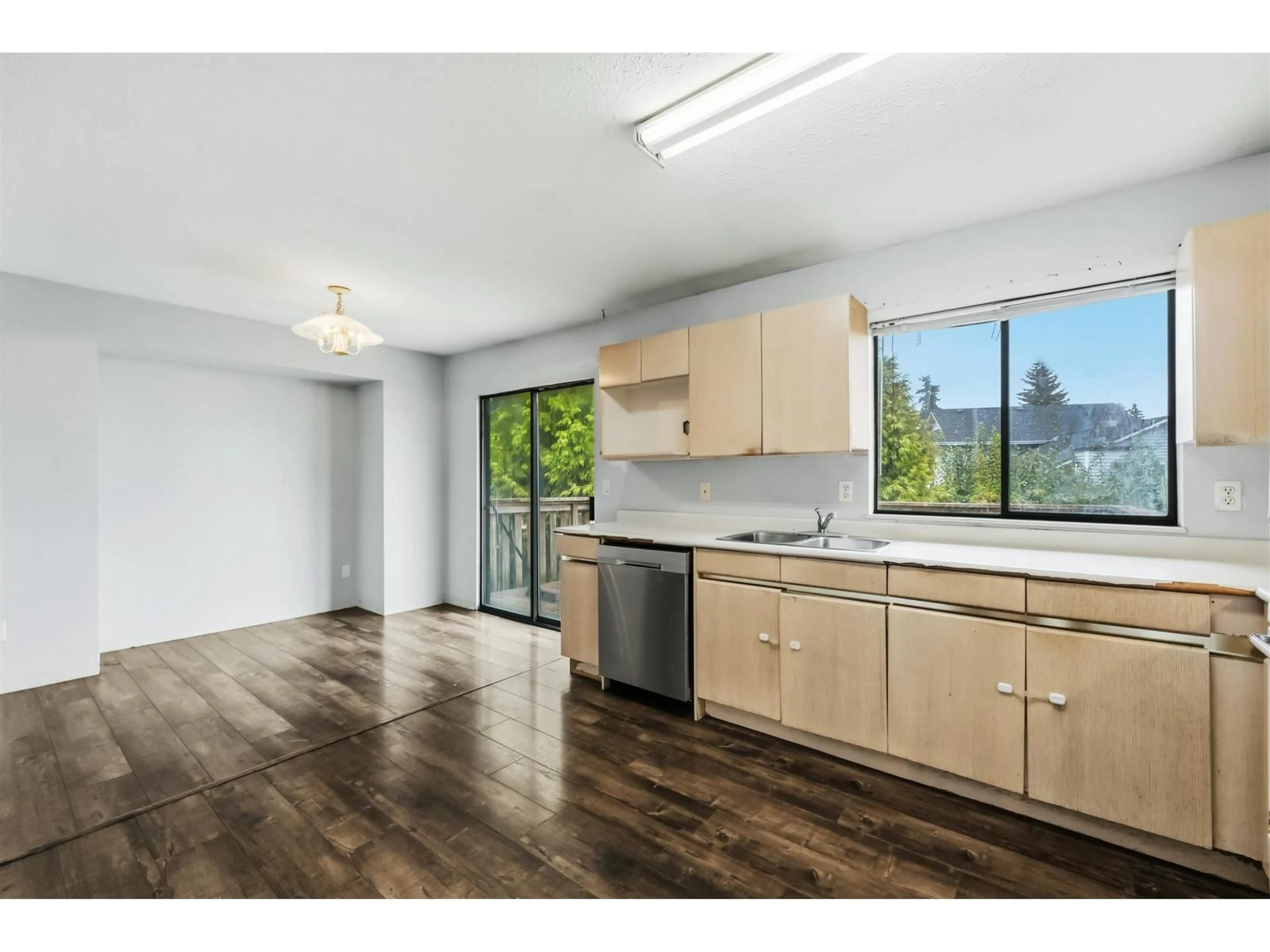 Unknown for 7258 140A STREET, Surrey British Columbia V3W7N4
