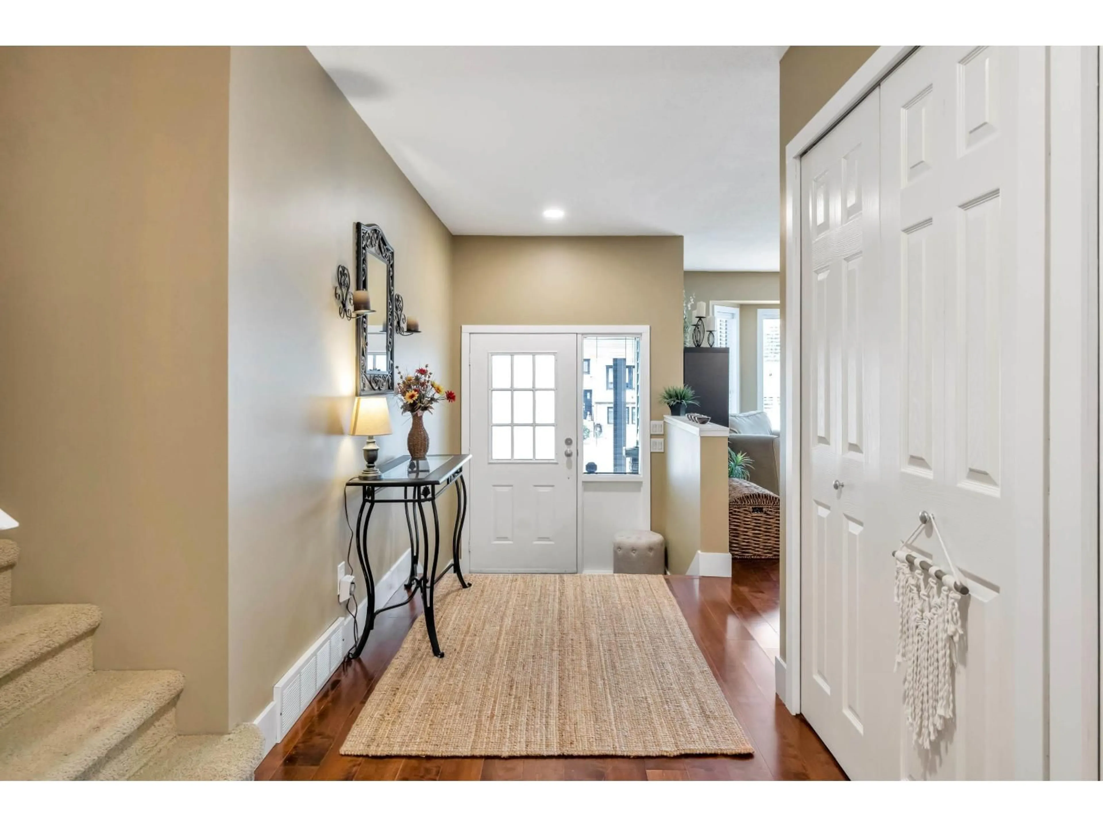 Indoor entryway for 2924 GLENSHIEL DRIVE, Abbotsford British Columbia V3G1G8