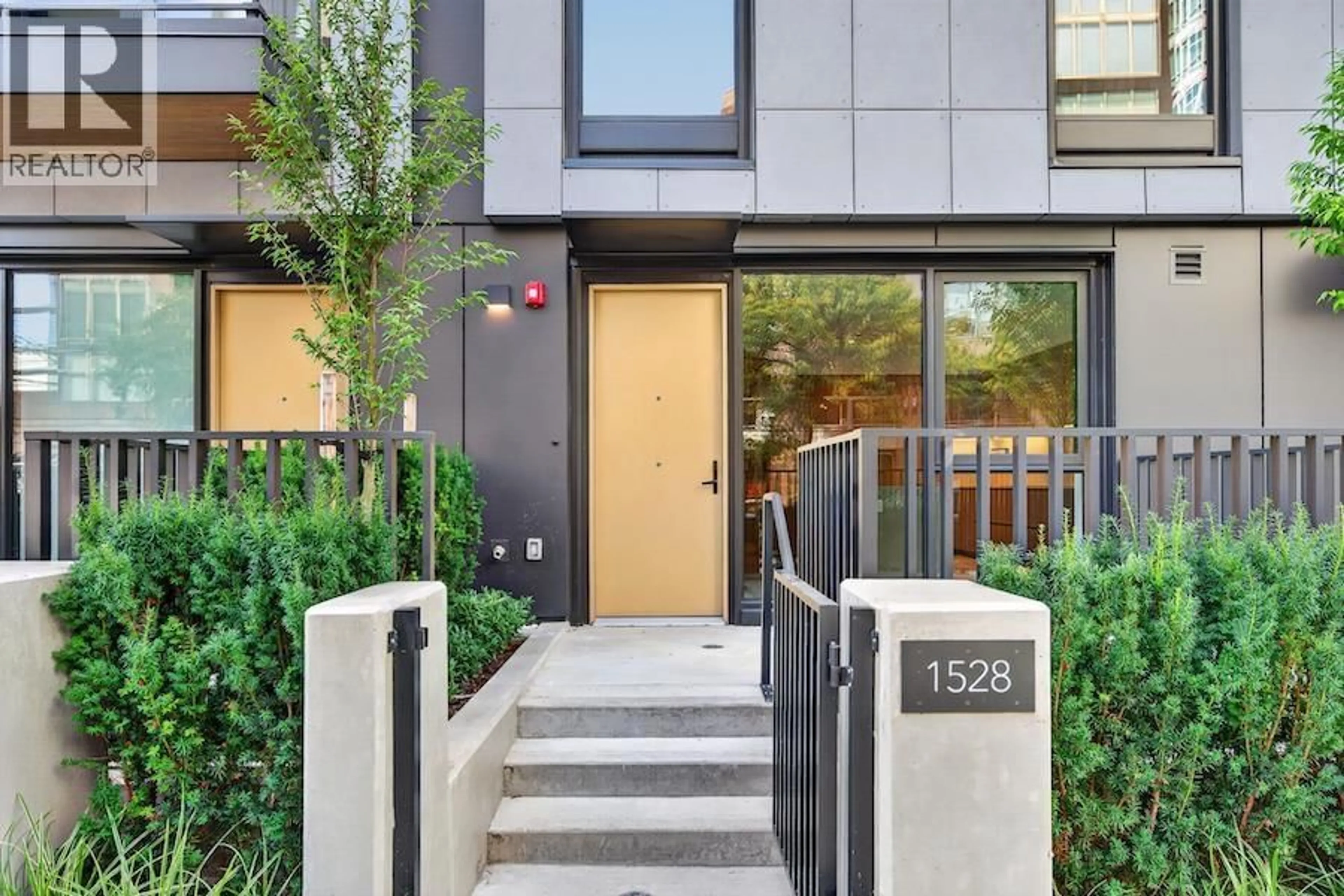 Indoor entryway for 1528 6TH AVENUE, Vancouver British Columbia V6J0J9