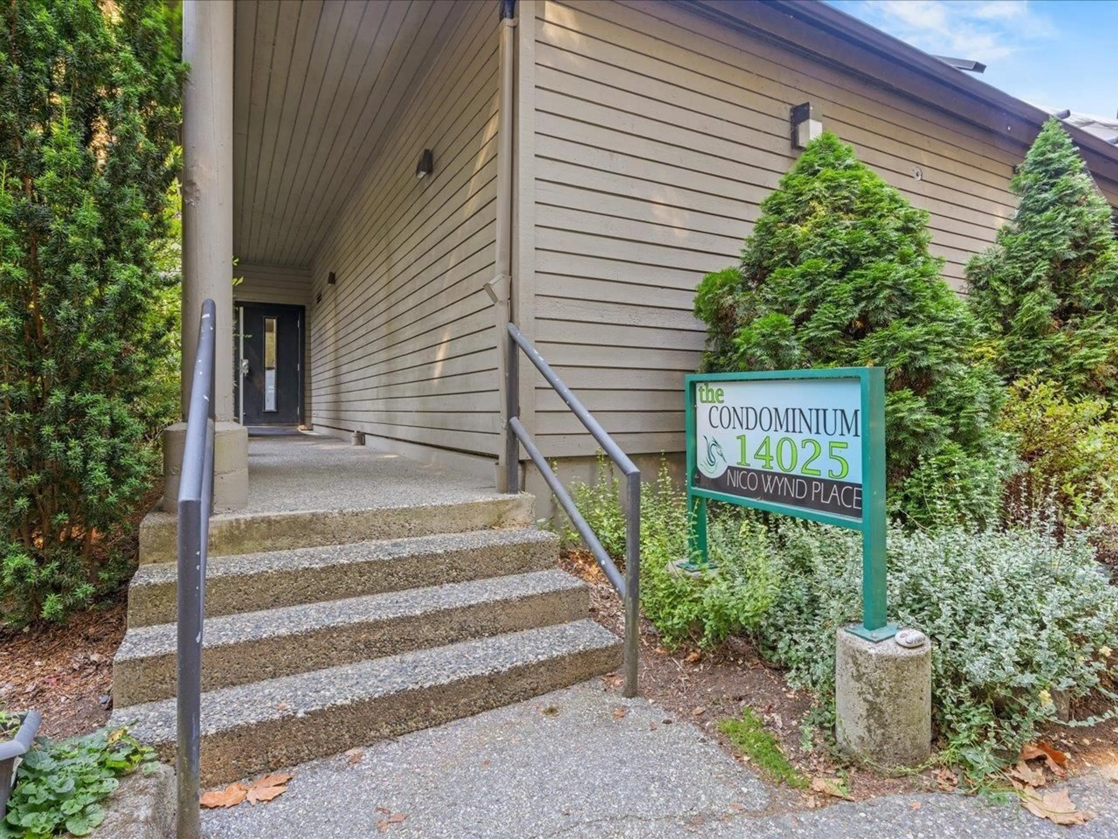 Indoor foyer for 11 - 14025 NICO WYND PLACE, Surrey British Columbia V4P1J2