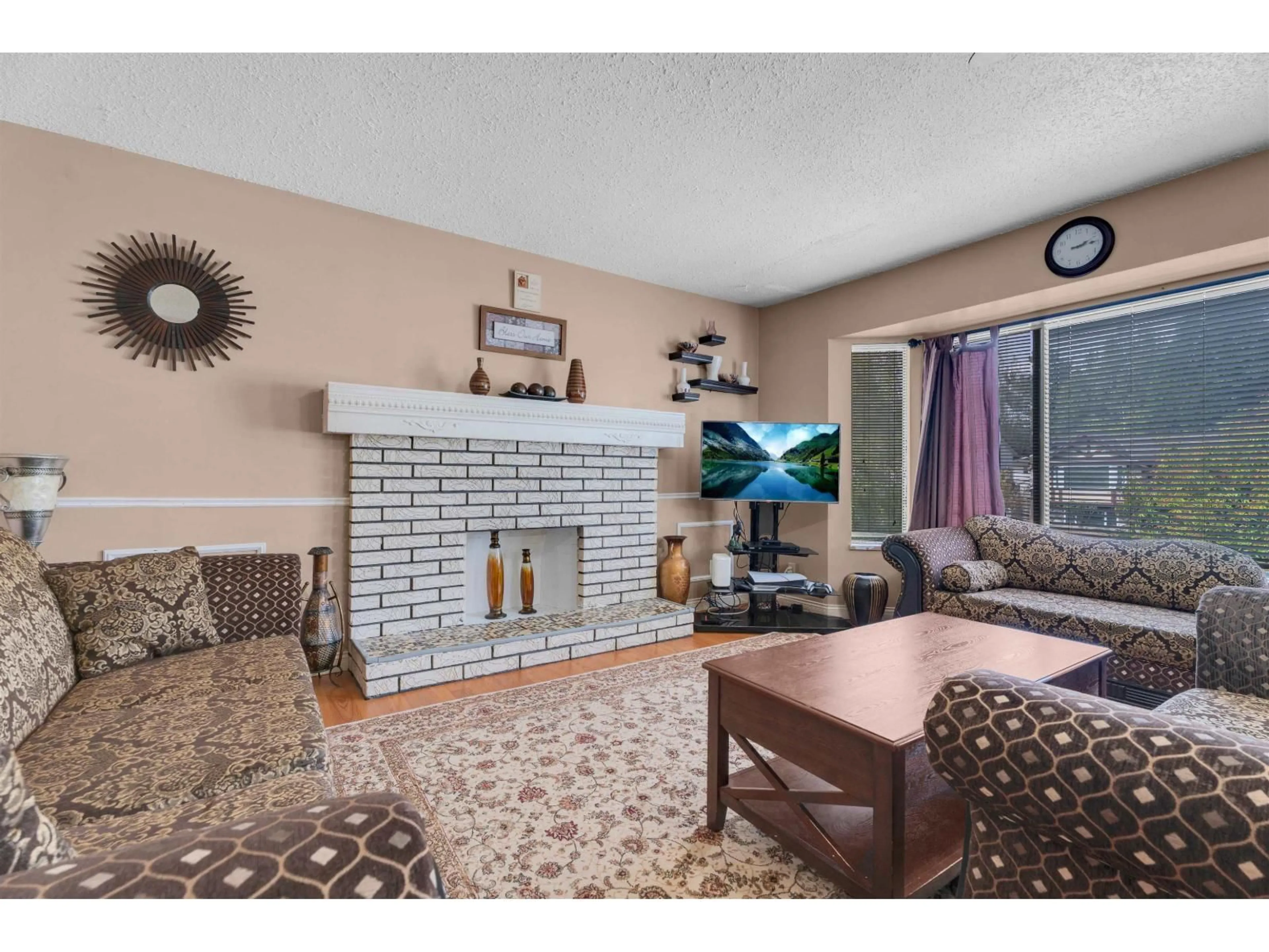 Living room with furniture, unknown for 14110 72A AVENUE, Surrey British Columbia V3W7M7